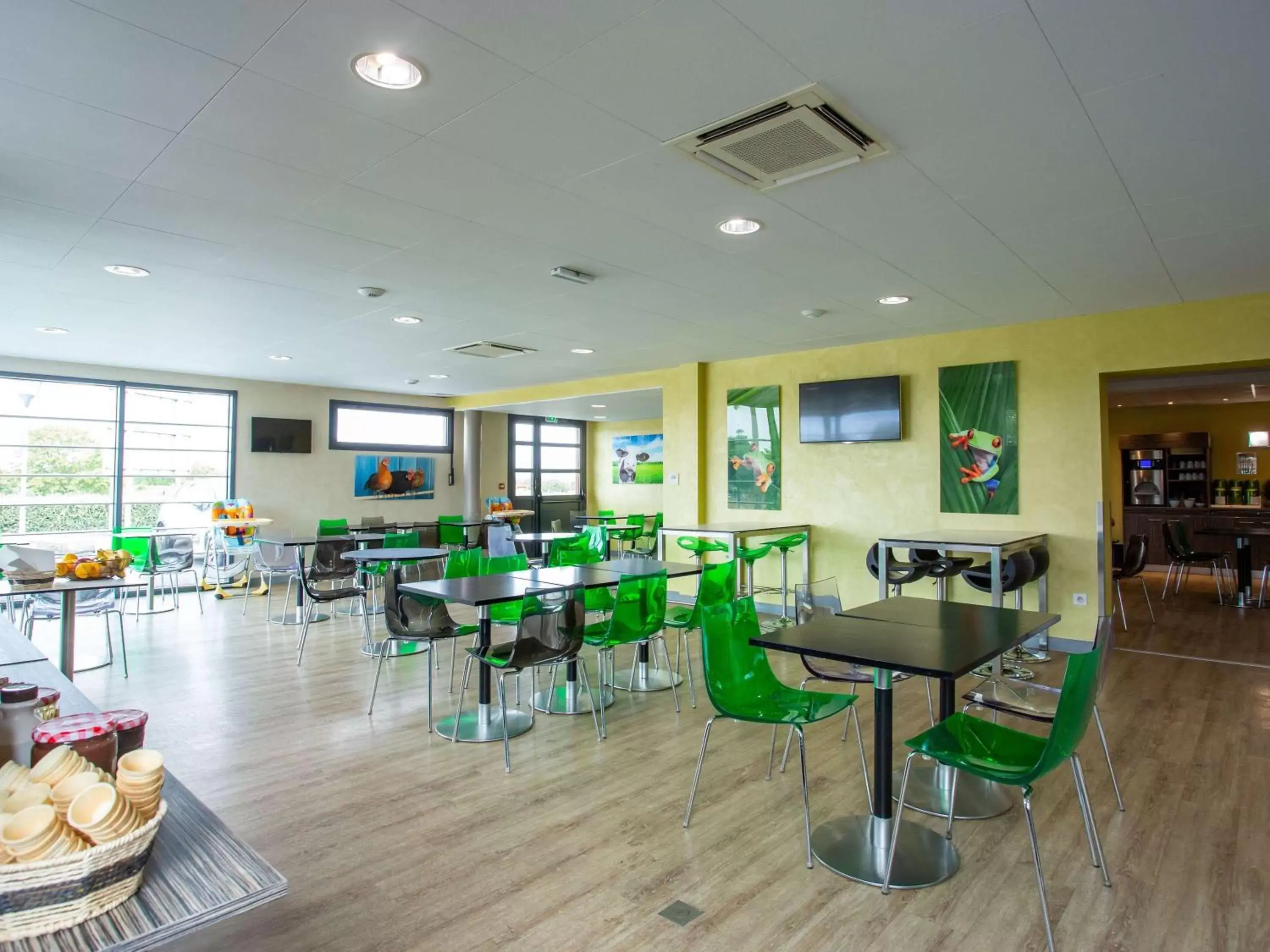 Property building, Restaurant/Places to Eat in ibis Styles Bourges