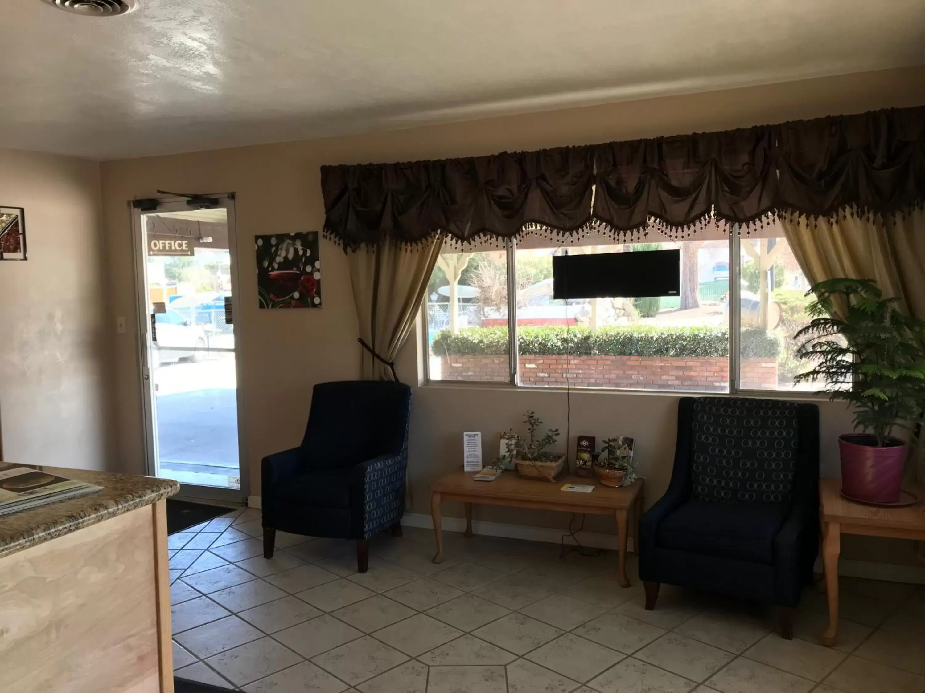 Lobby or reception, Seating Area in Vino Inn & Suites