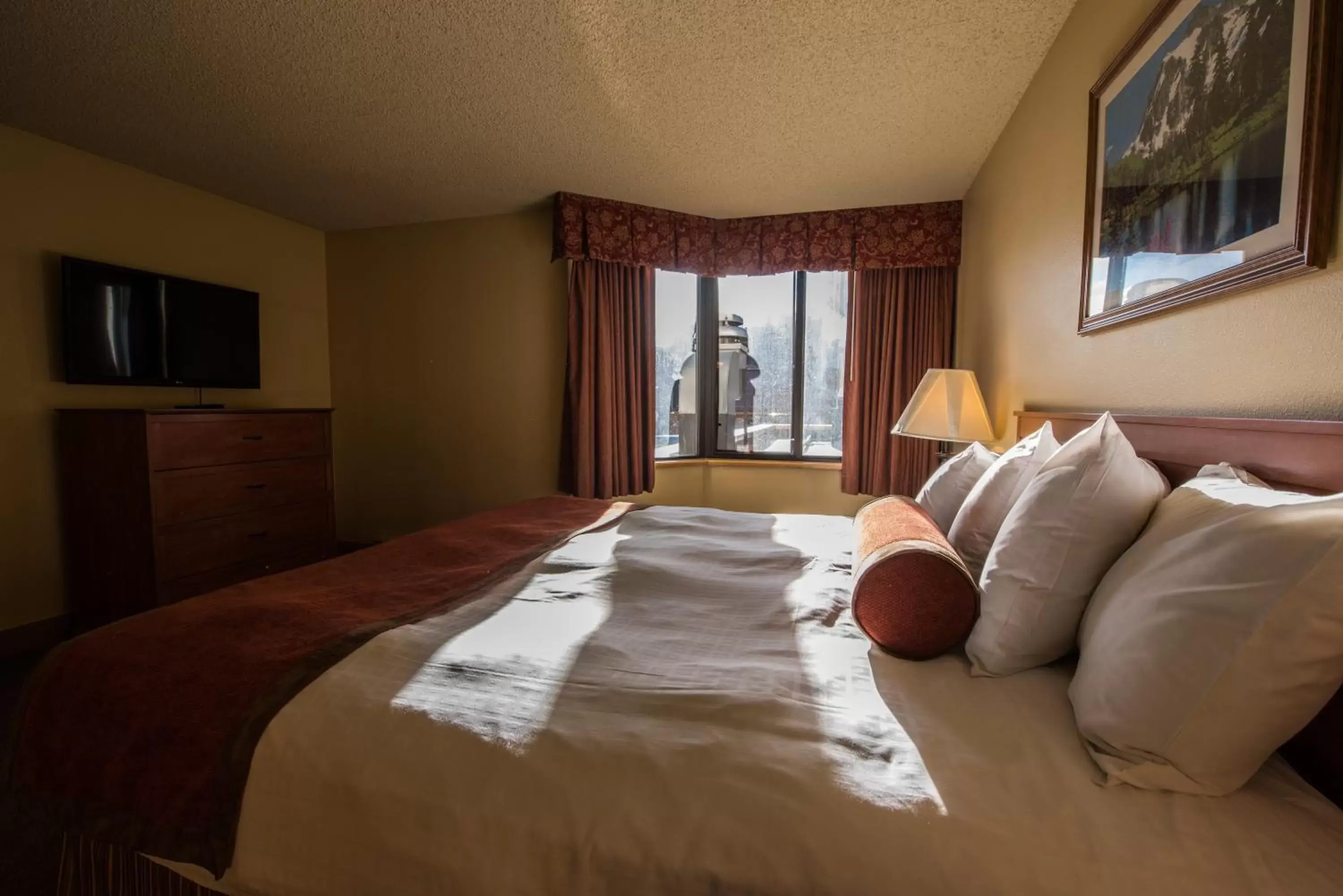 Bed in The Grand Lodge Hotel and Suites