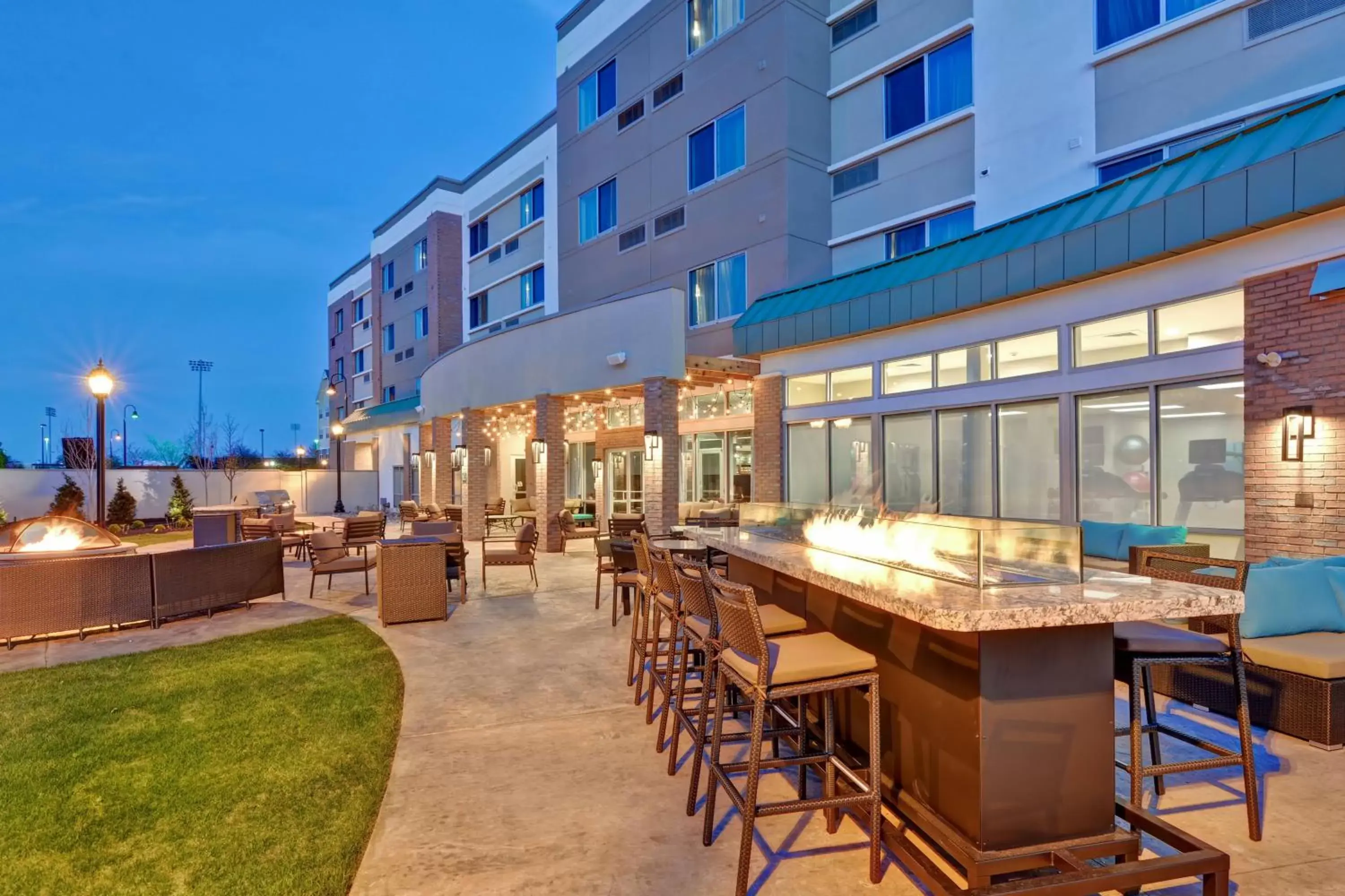 Property building, Restaurant/Places to Eat in Courtyard by Marriott Long Island Islip/Courthouse Complex
