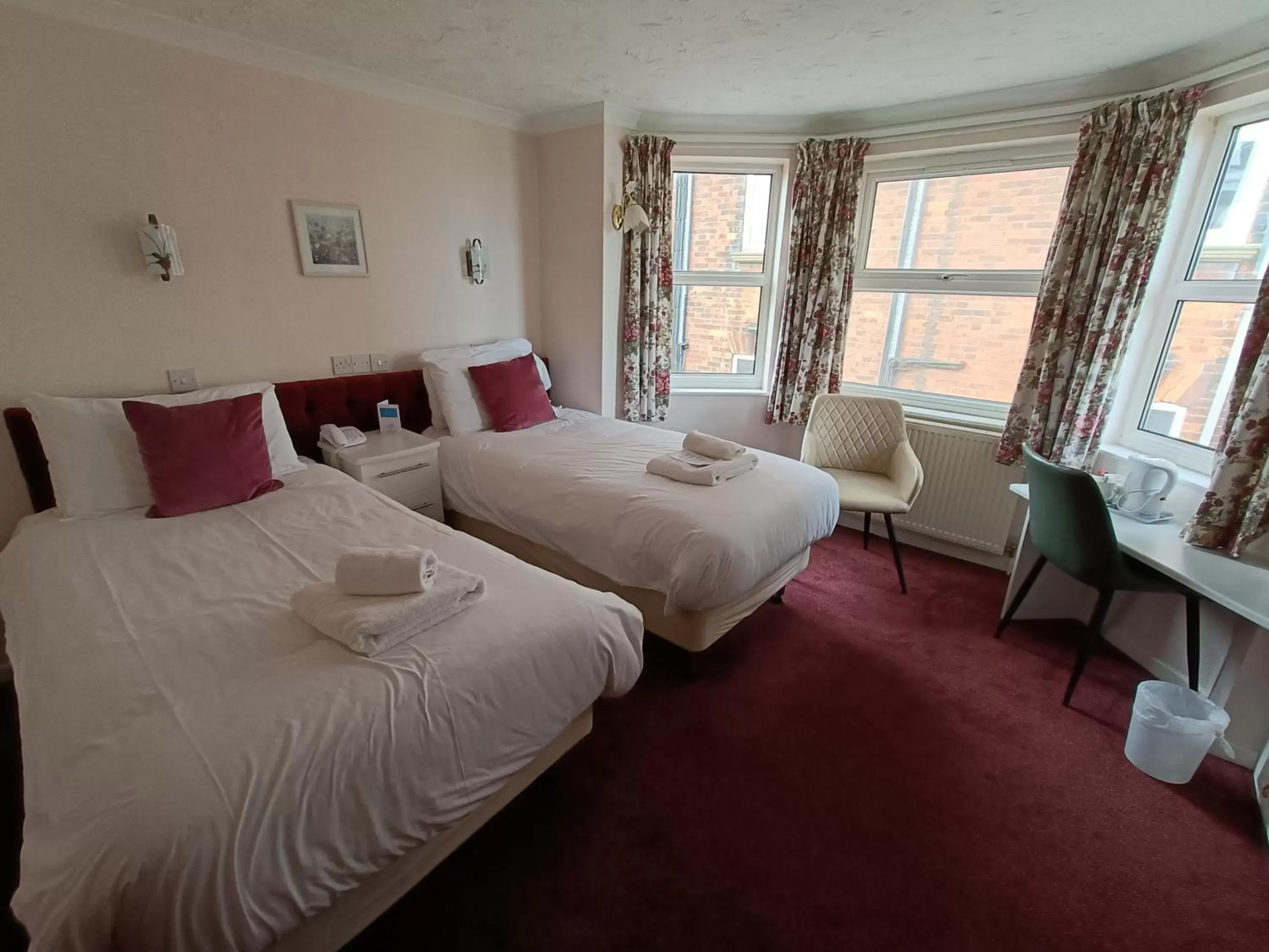 Bedroom, Bed in Palm Court Hotel