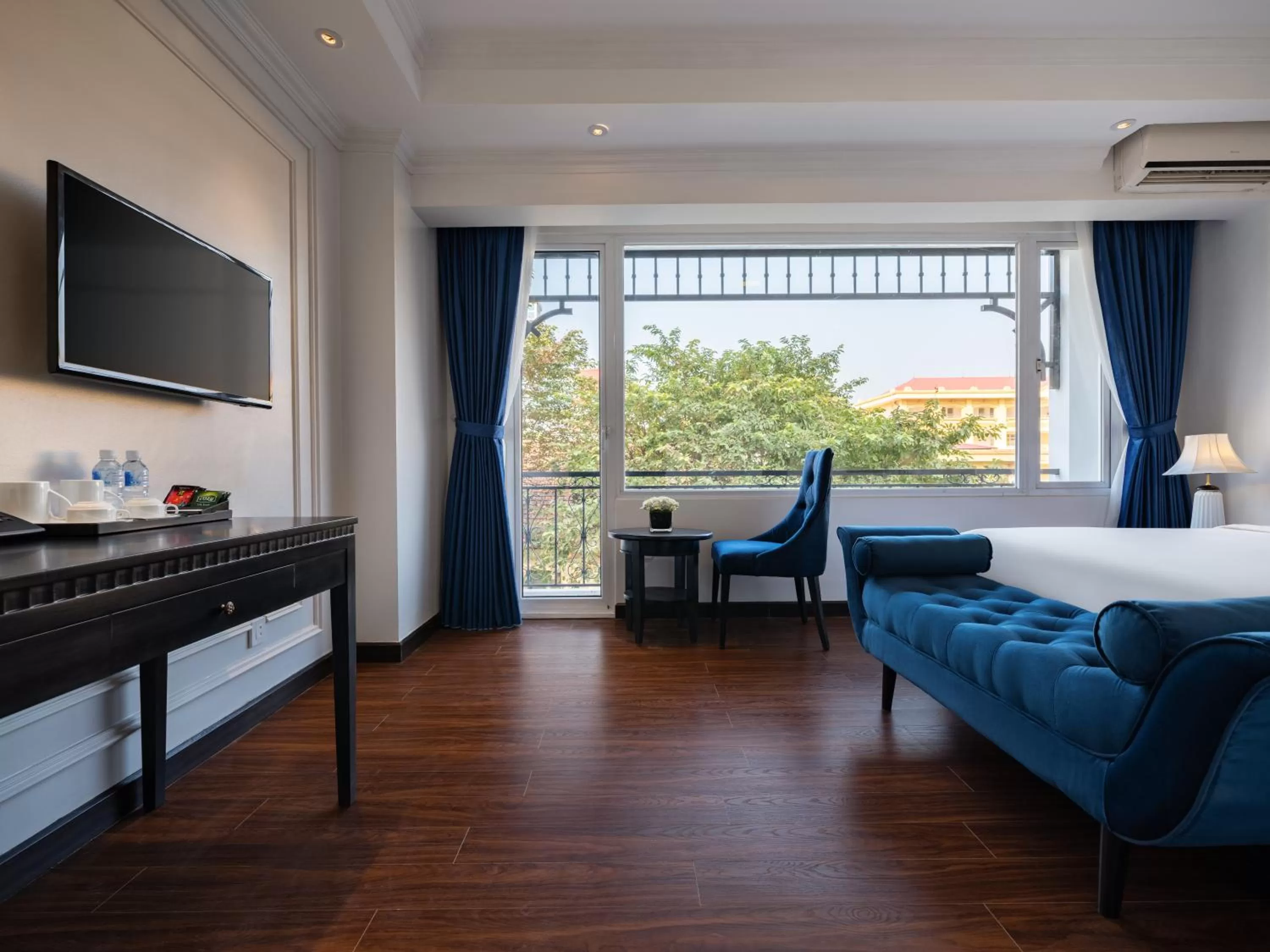 Communal lounge/ TV room, Bed in The Flower Boutique Hotel & Travel