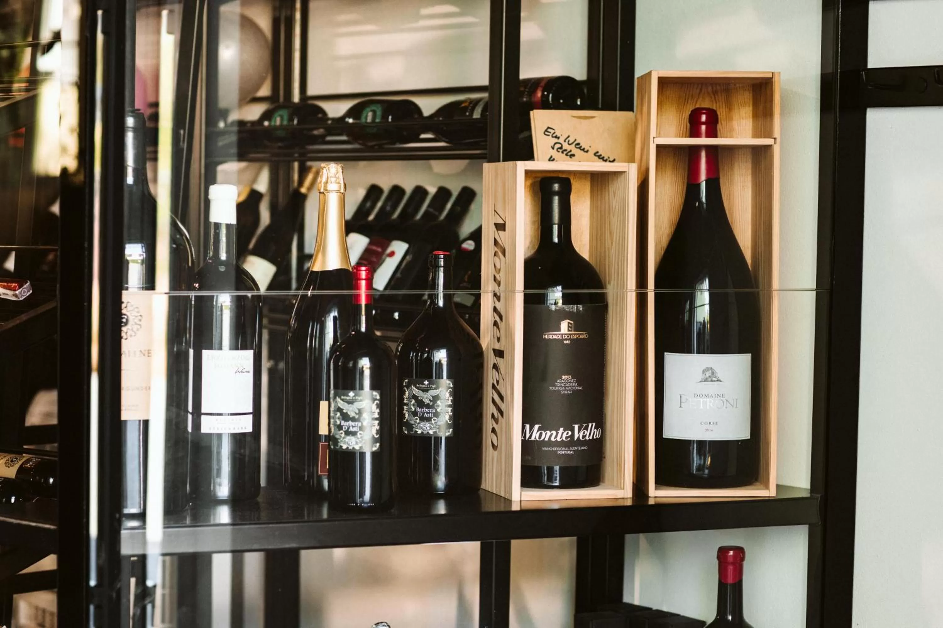 Restaurant/places to eat in Salon Win Wine Bar & Apartments