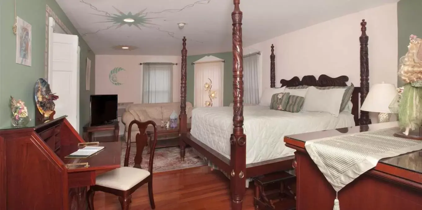 Deluxe King Room in Mountain Quest Inn Deluxe King Room in Mountain Quest Inn