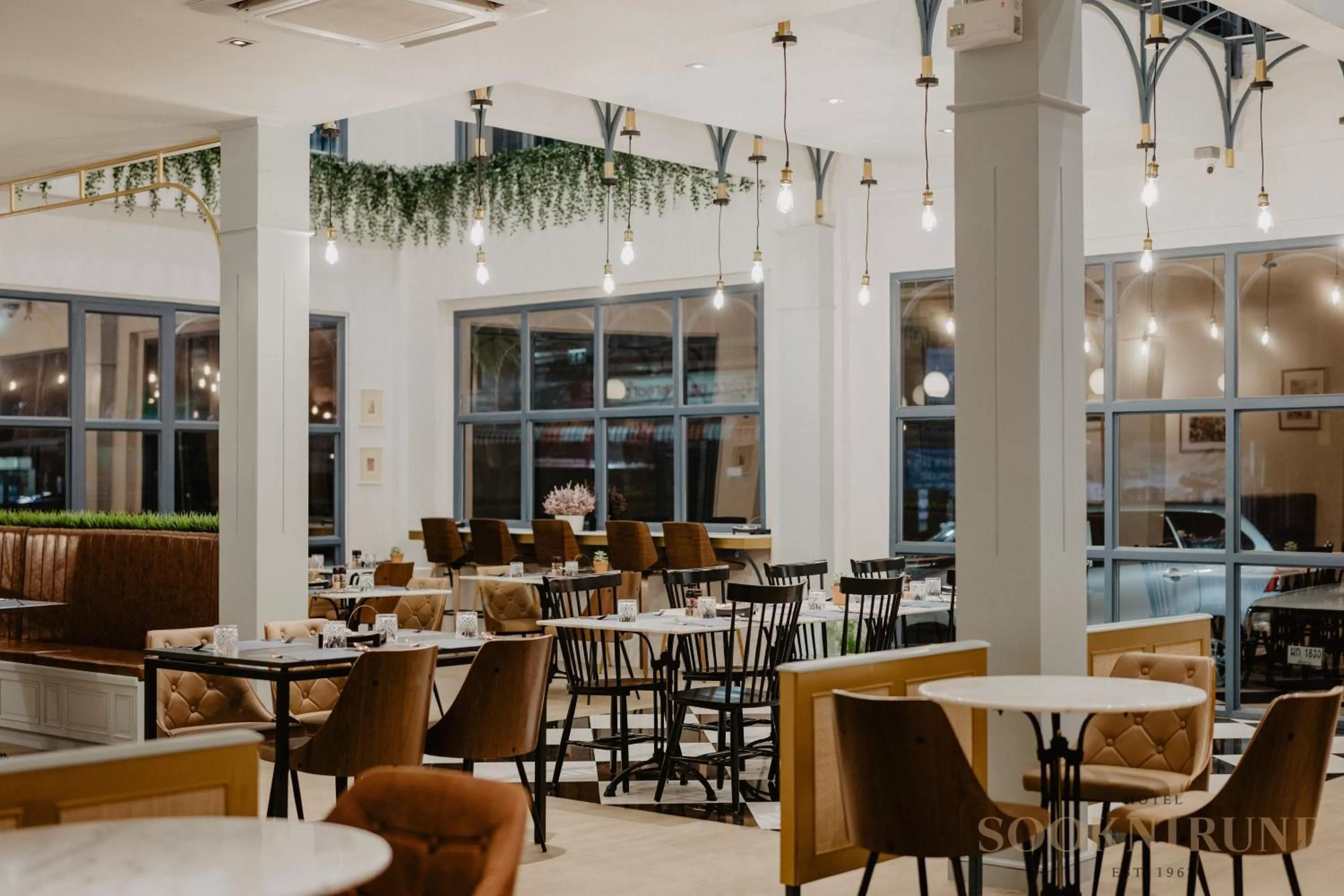 Restaurant/places to eat in SOOKNIRUND HOTEL