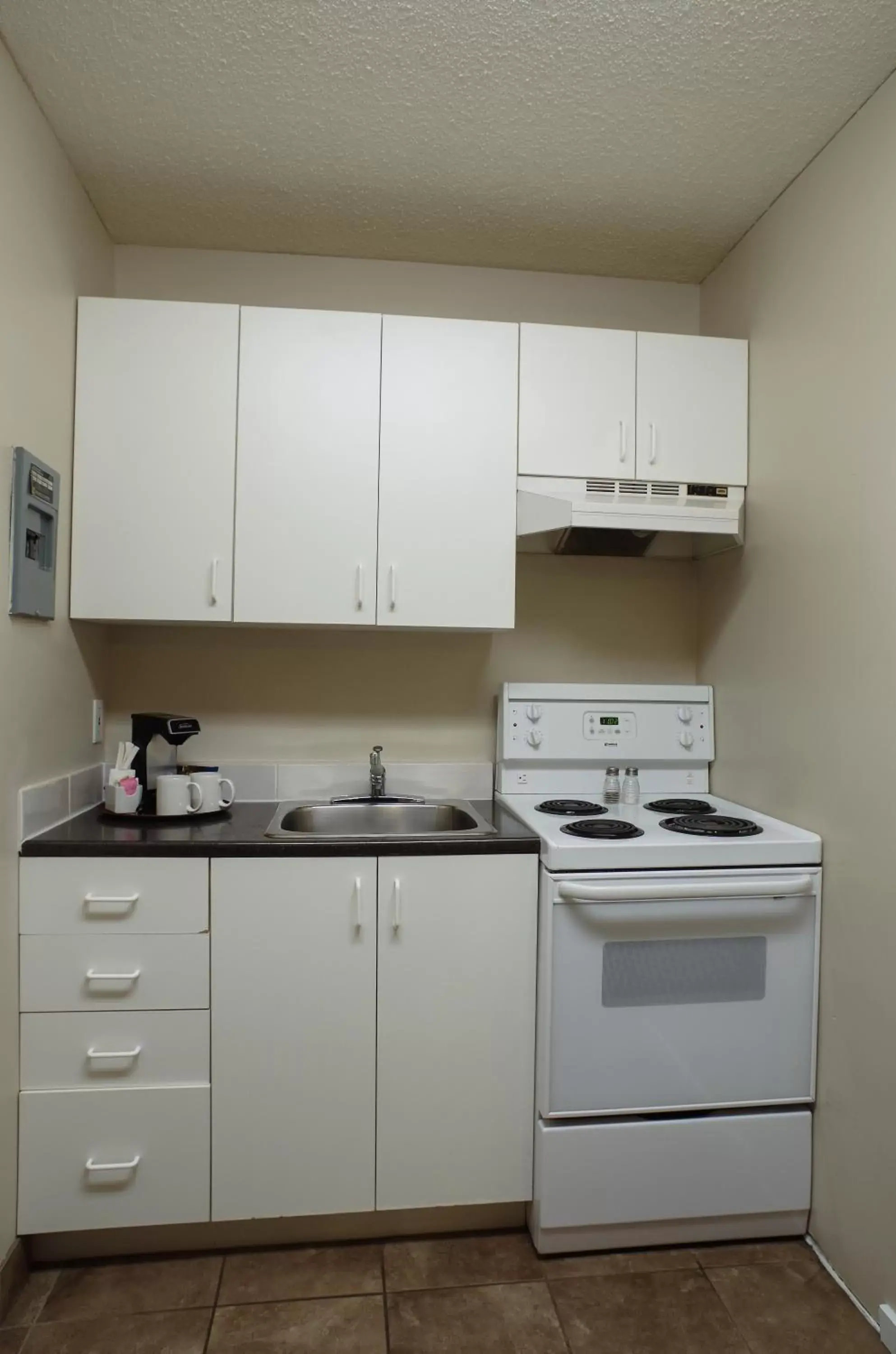 Kitchen or kitchenette, Kitchen/Kitchenette in Canadas Best Value Inn and Suites Fernie