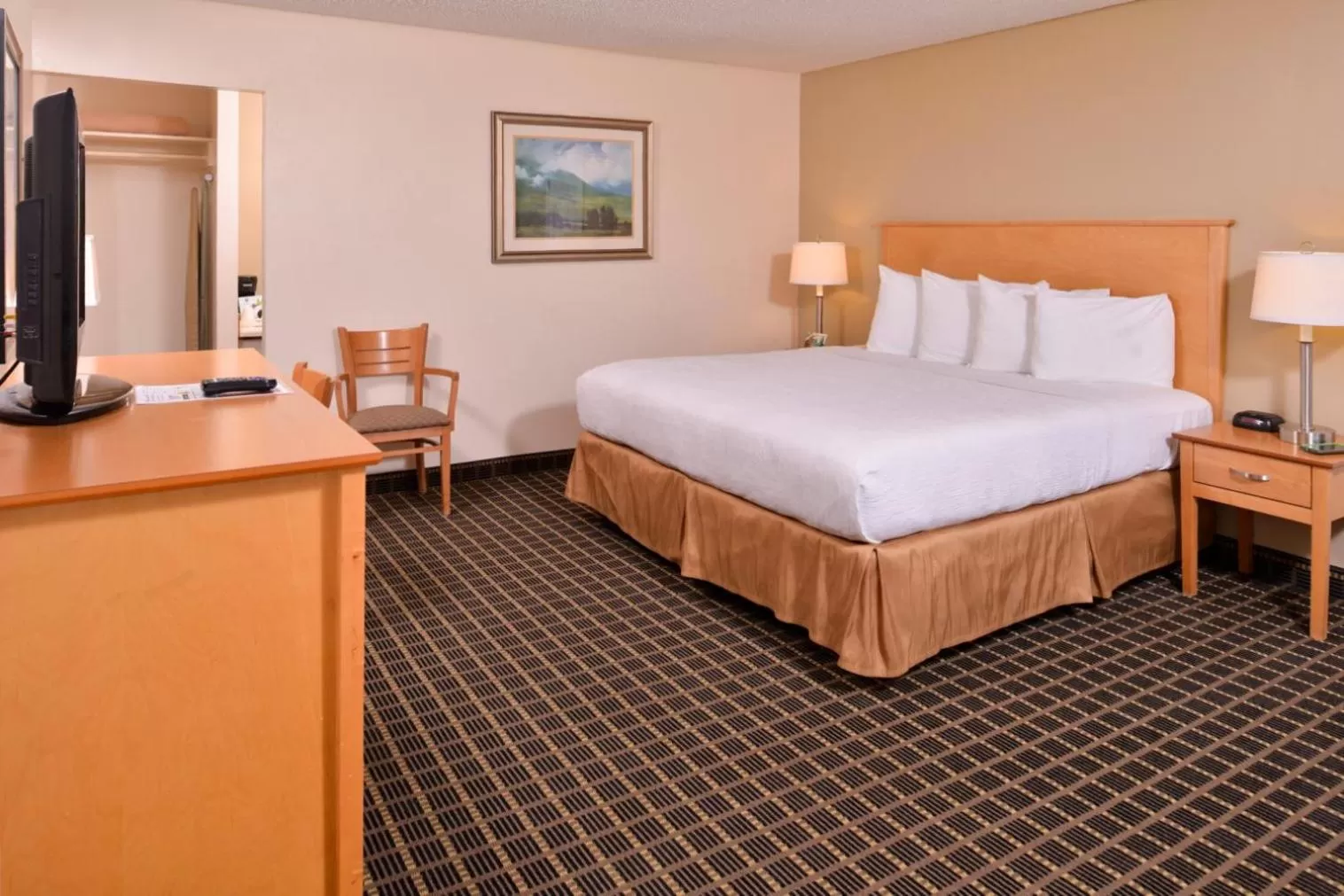 Photo of the whole room, Bed in Campus Inn & Suites Eugene Downtown