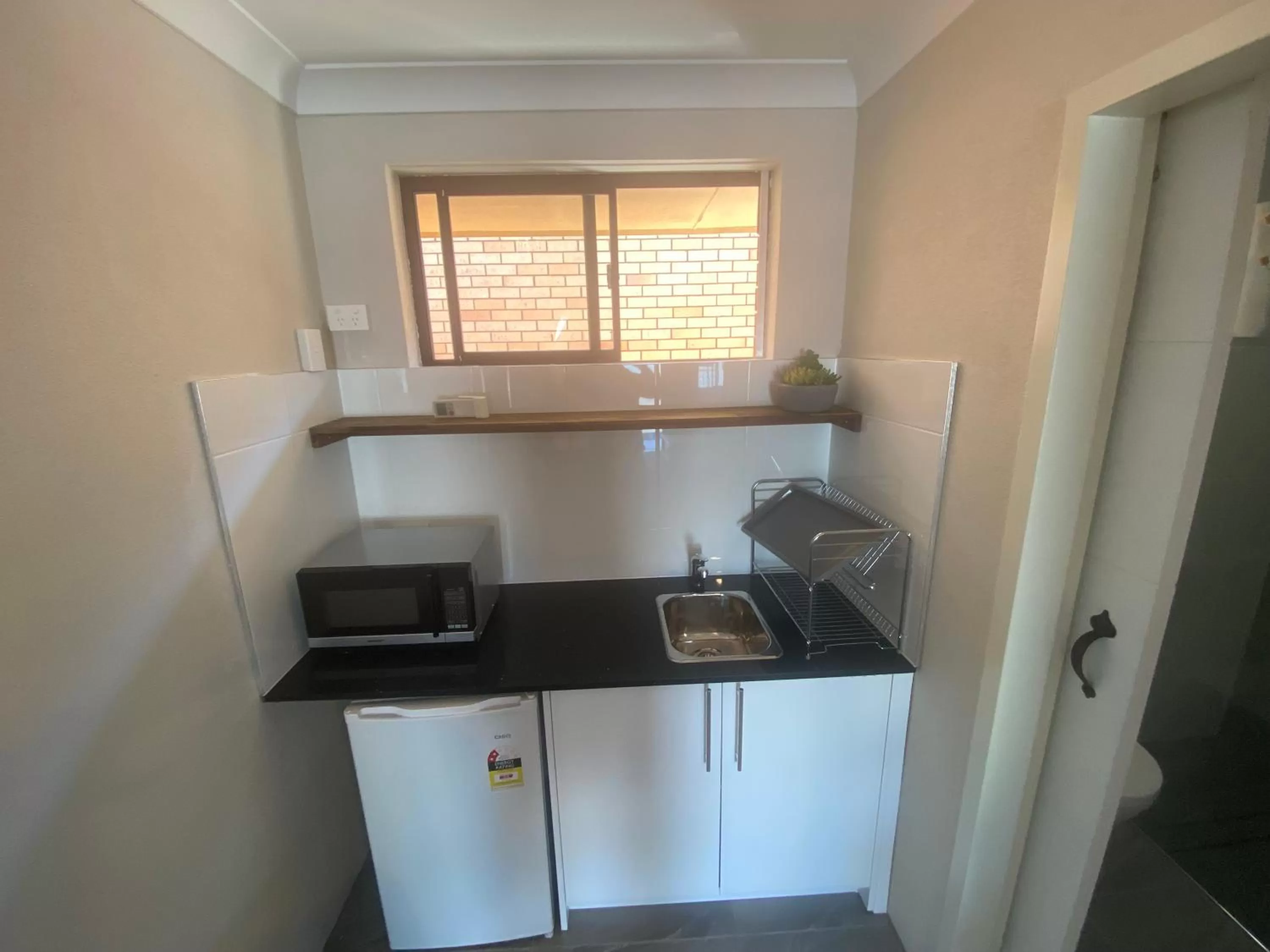 Kitchen or kitchenette in Woongarra Motel