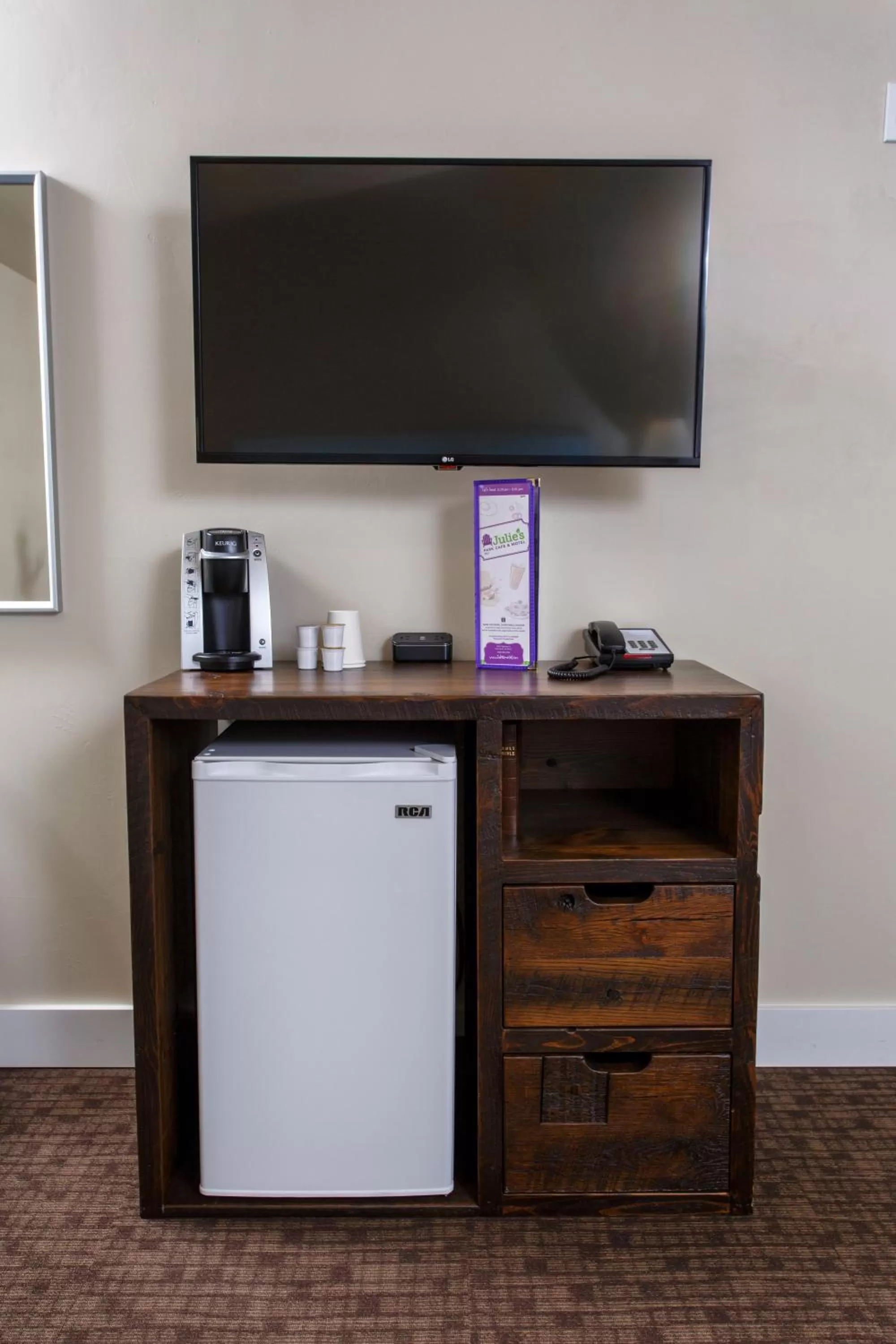 TV and multimedia in Julie's Park Cafe & Motel