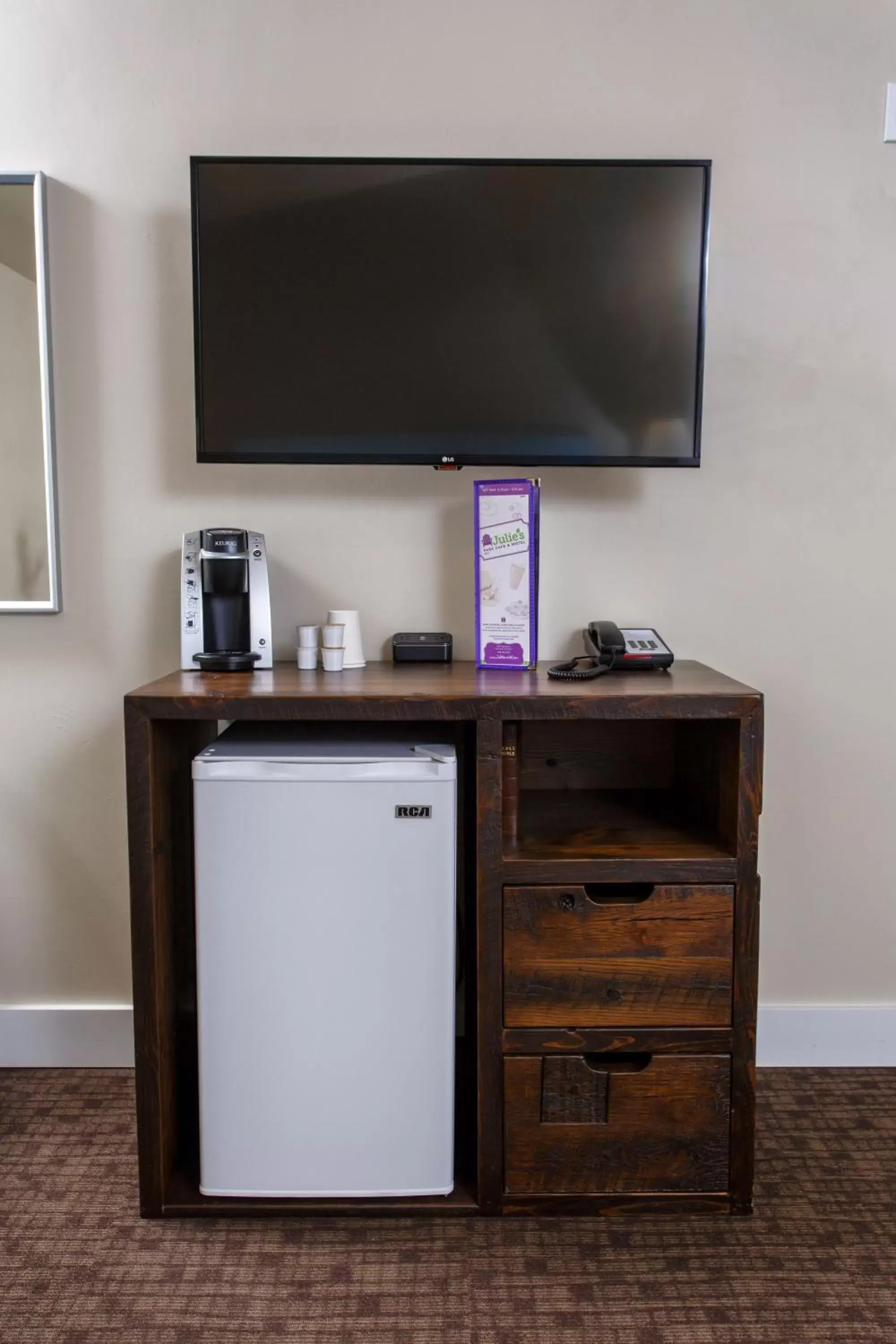 King Room (Pet Friendly) in Julie's Park Cafe & Motel King Room (Pet Friendly) in Julie's Park Cafe & Motel