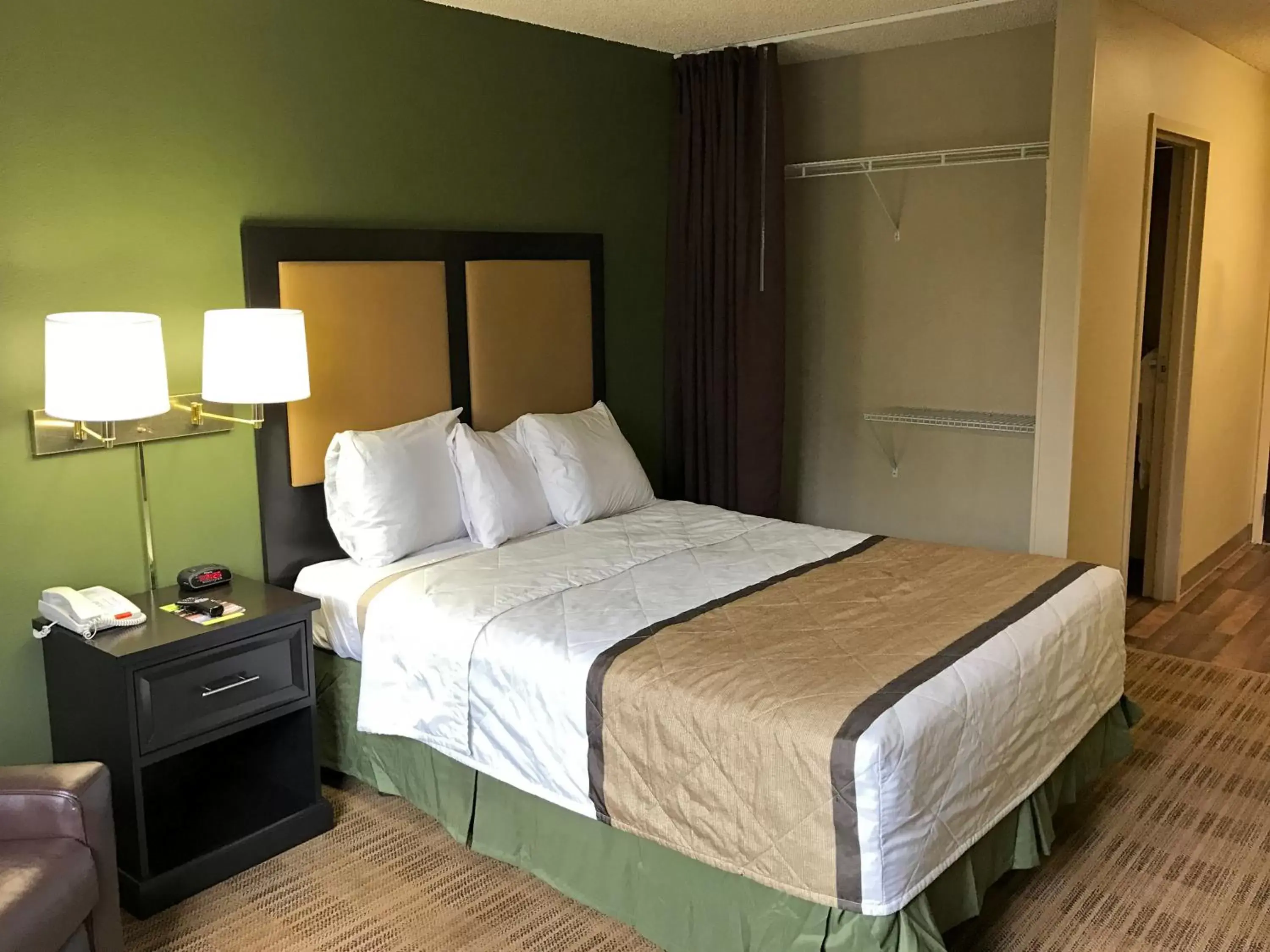 Bed in Extended Stay America Suites - Detroit - Farmington Hills