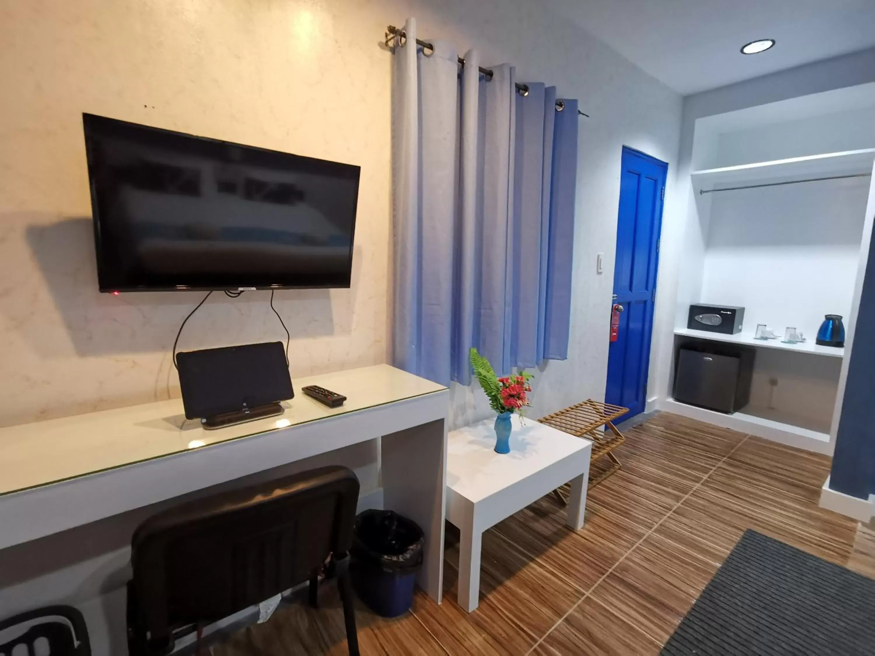 Bedroom, TV/Entertainment Center in Pescadores Suites Moalboal