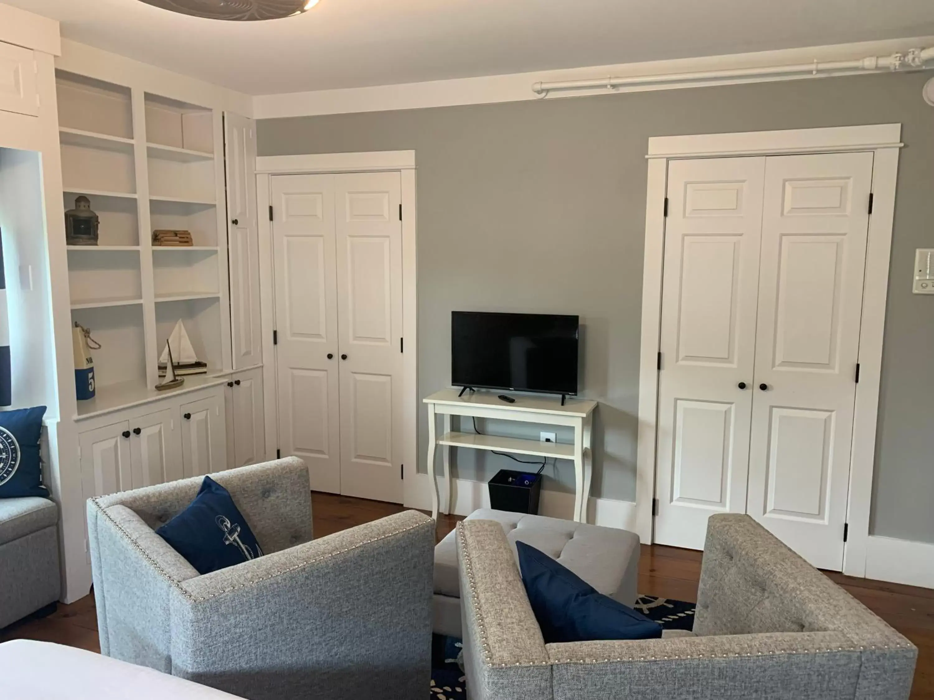 Bedroom, Seating Area in White Sails Inn