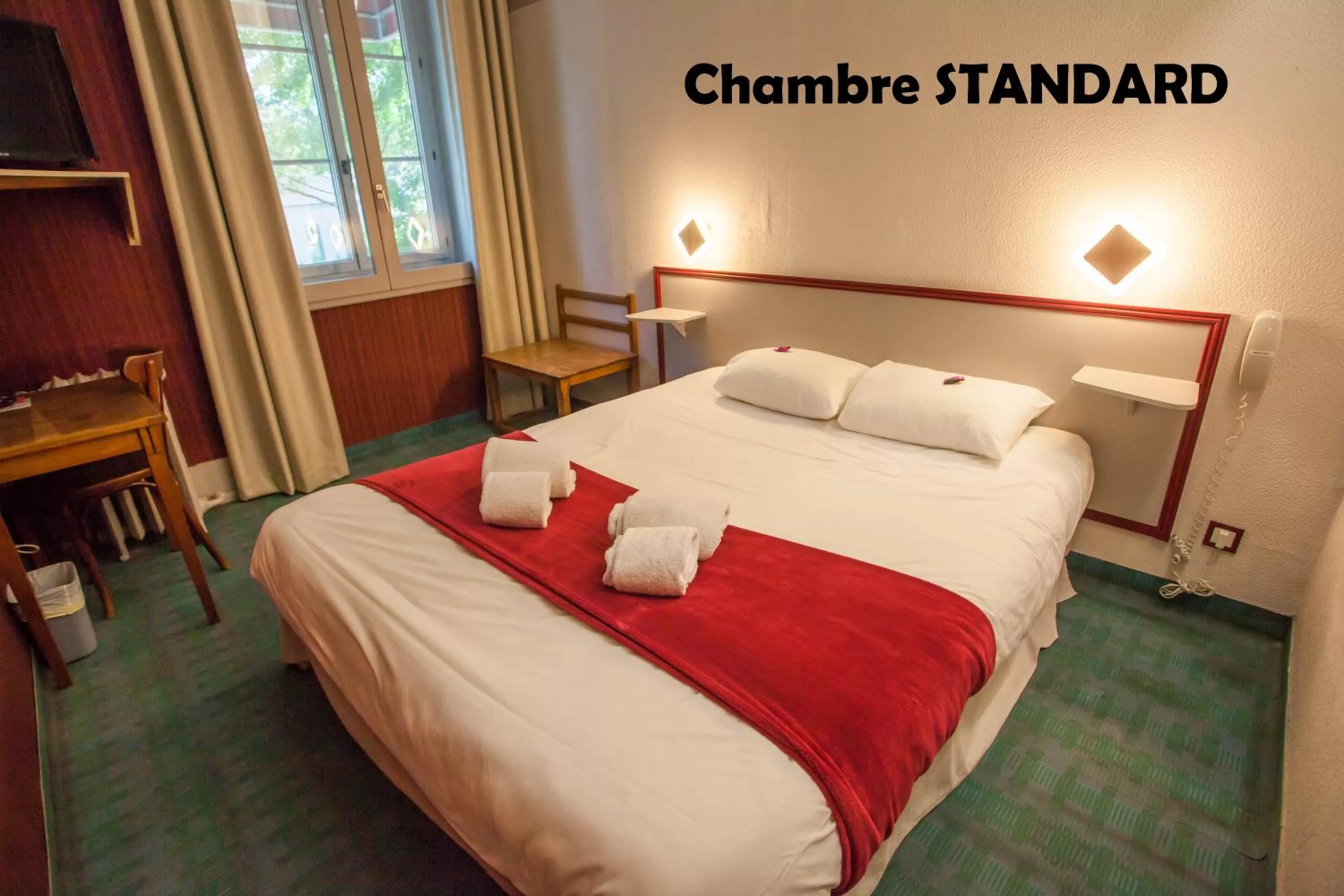 Bed in Hôtel Terminus - Pizzeria Pizz'a gogo - salle de sport - face à la gare