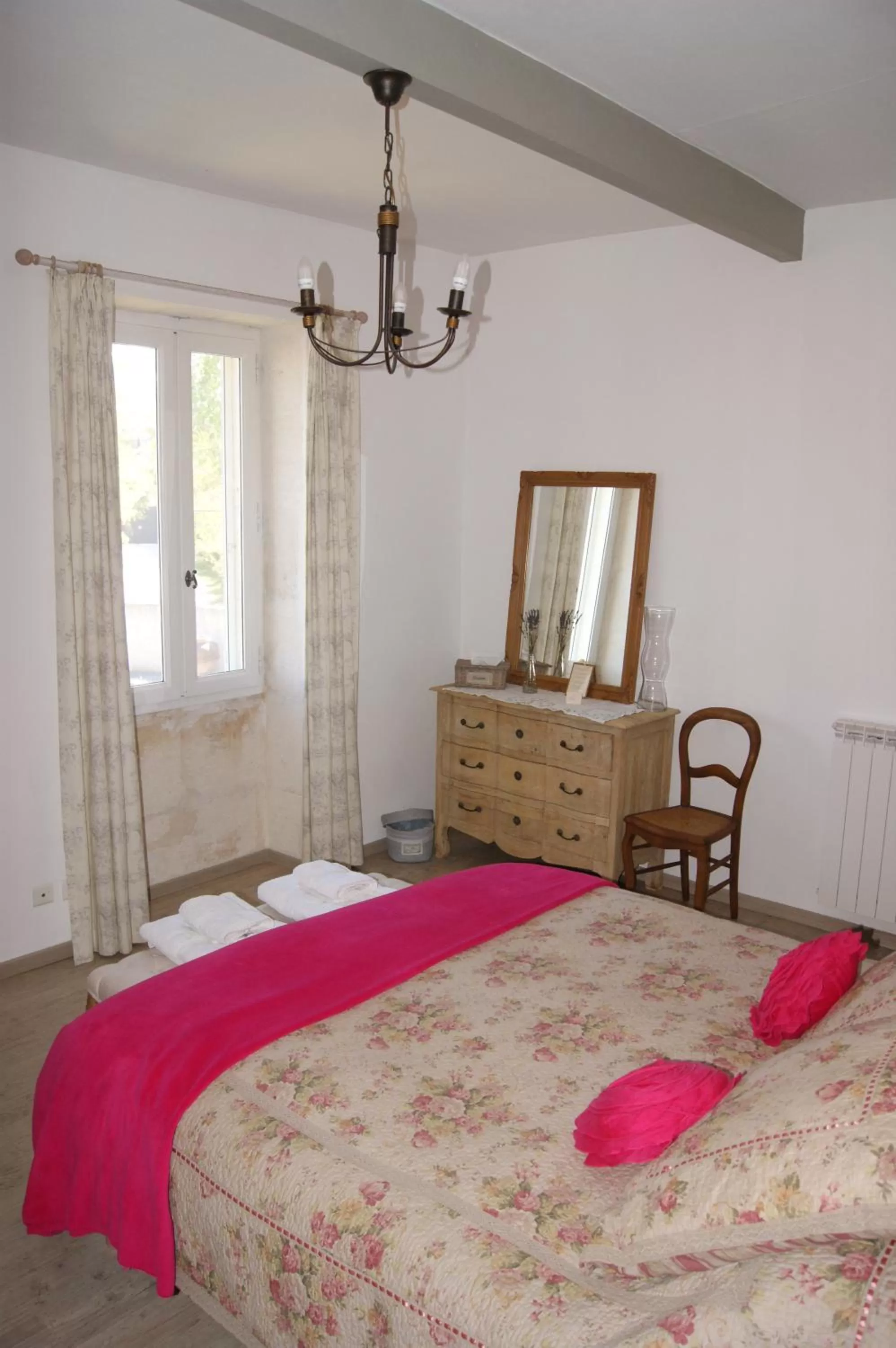 Photo of the whole room, Bed in Mas des Tourterelles