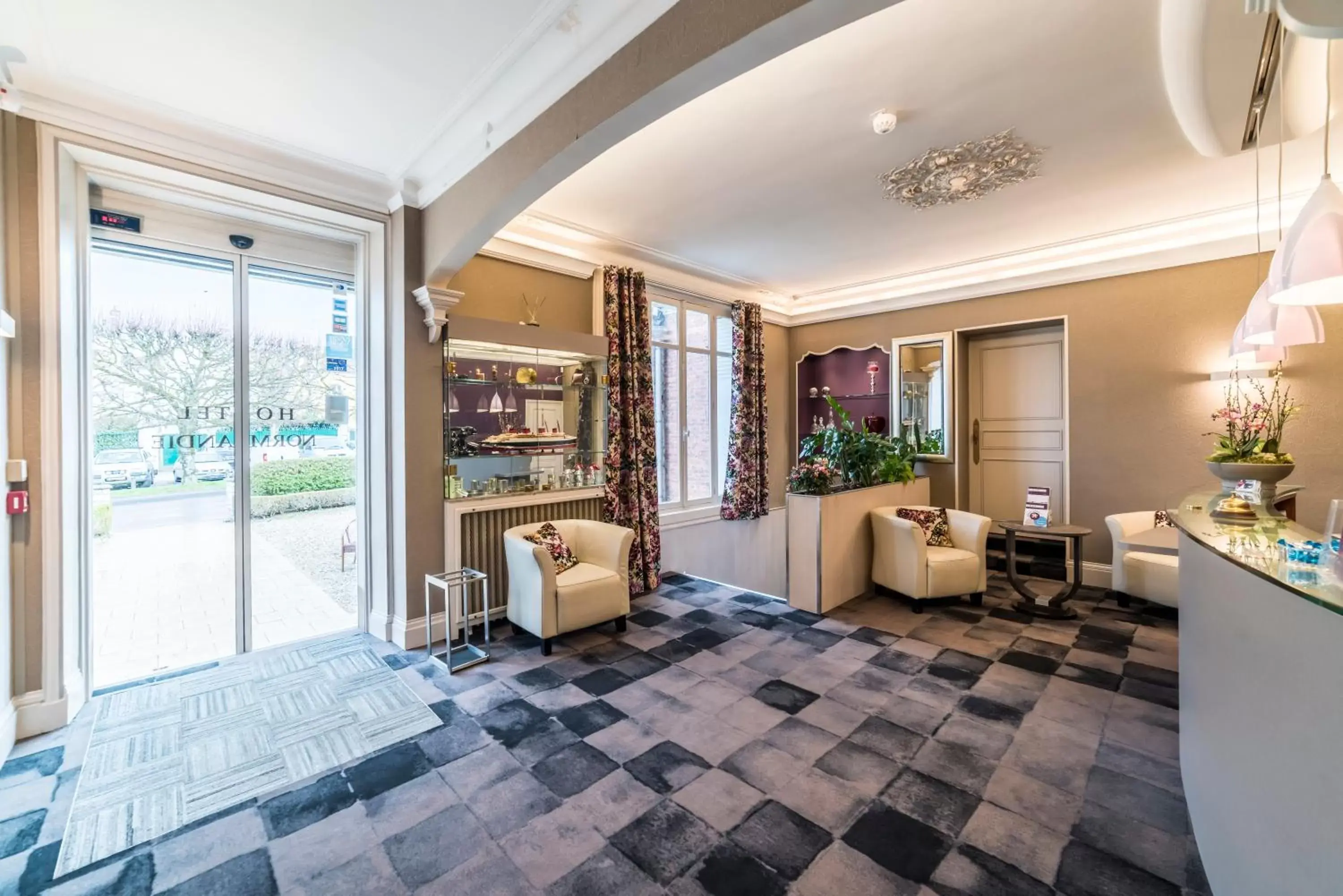 Lobby or reception in The Originals Boutique, Hôtel Normandie, Auxerre