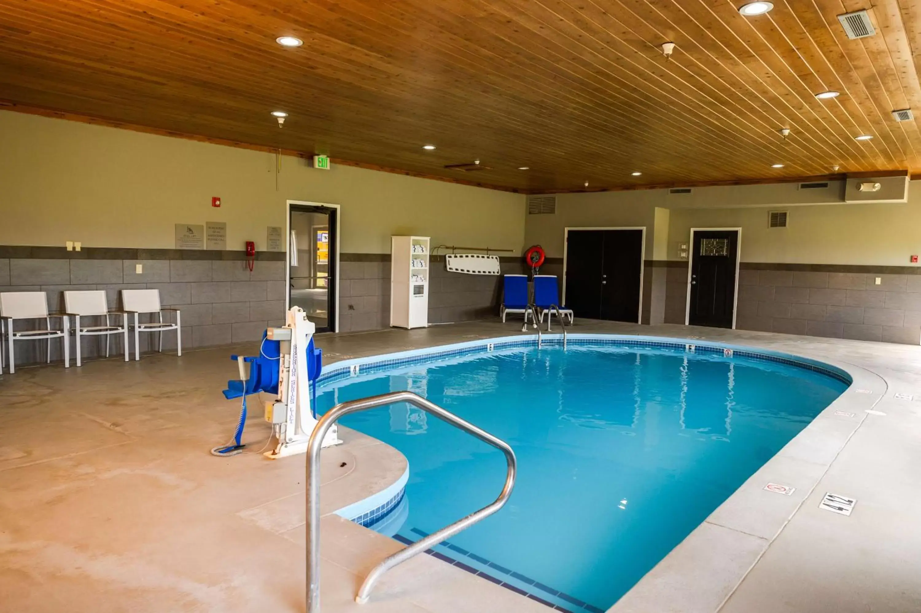 Pool view, Swimming Pool in Country Inn & Suites by Radisson, Greenfield, IN