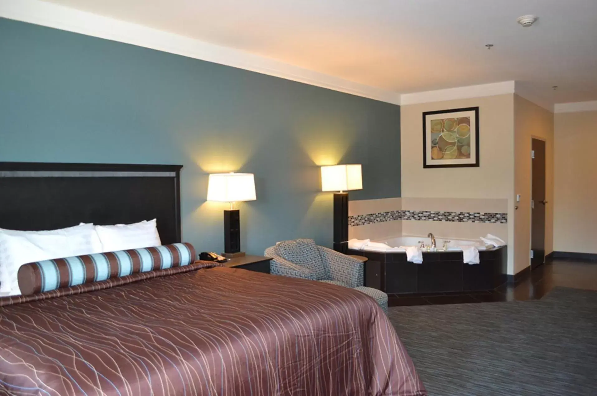 Photo of the whole room, Bed in Red River Inn and Suites