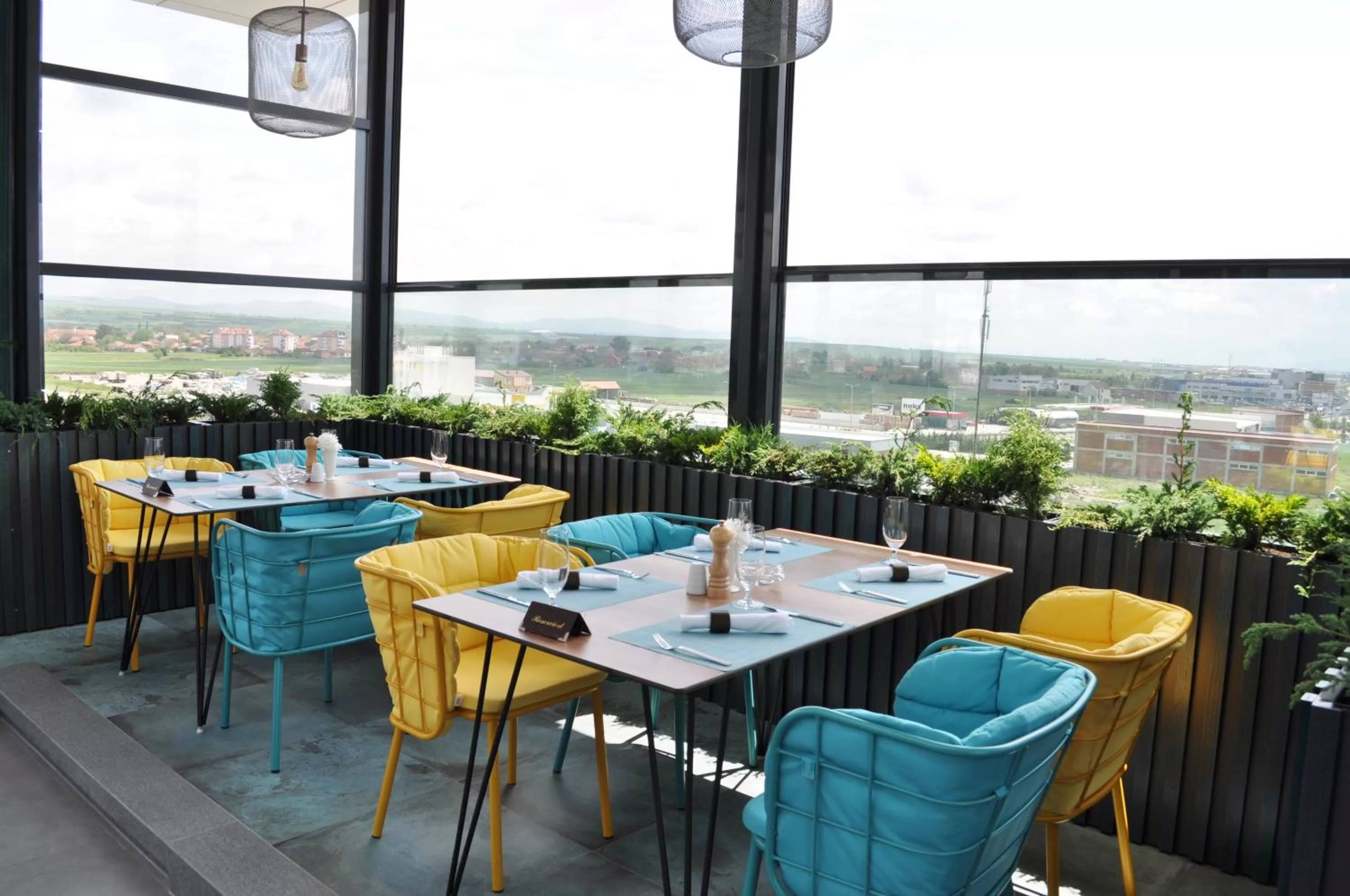 Restaurant/places to eat in Emerald Hotel