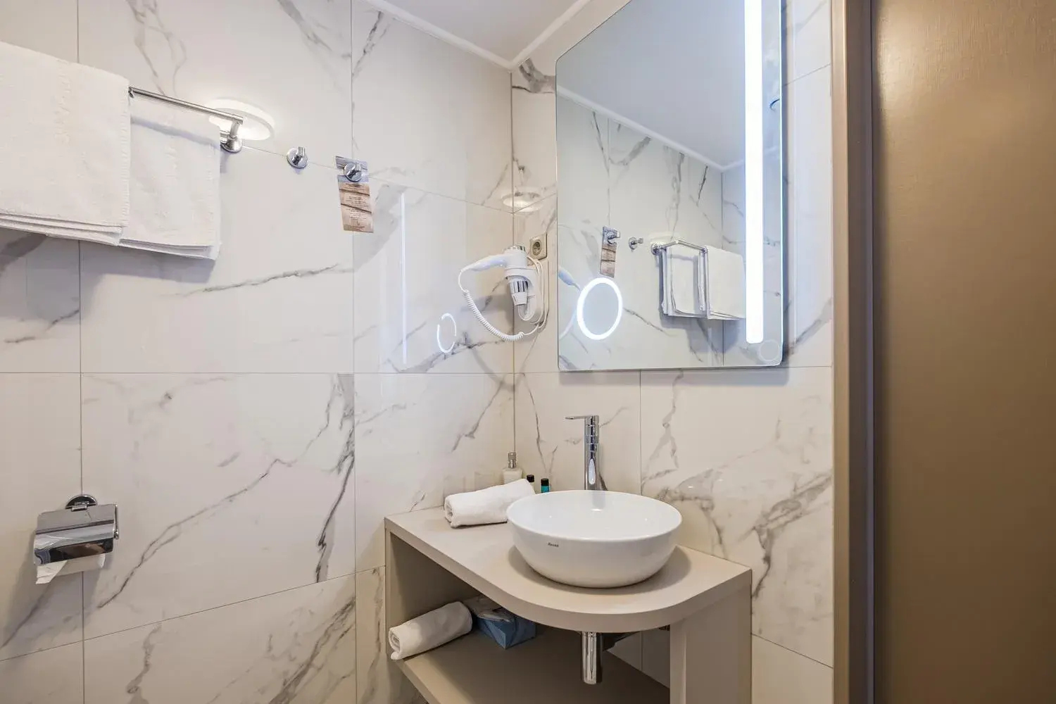 Bathroom in Hotel Golden Lake Resort