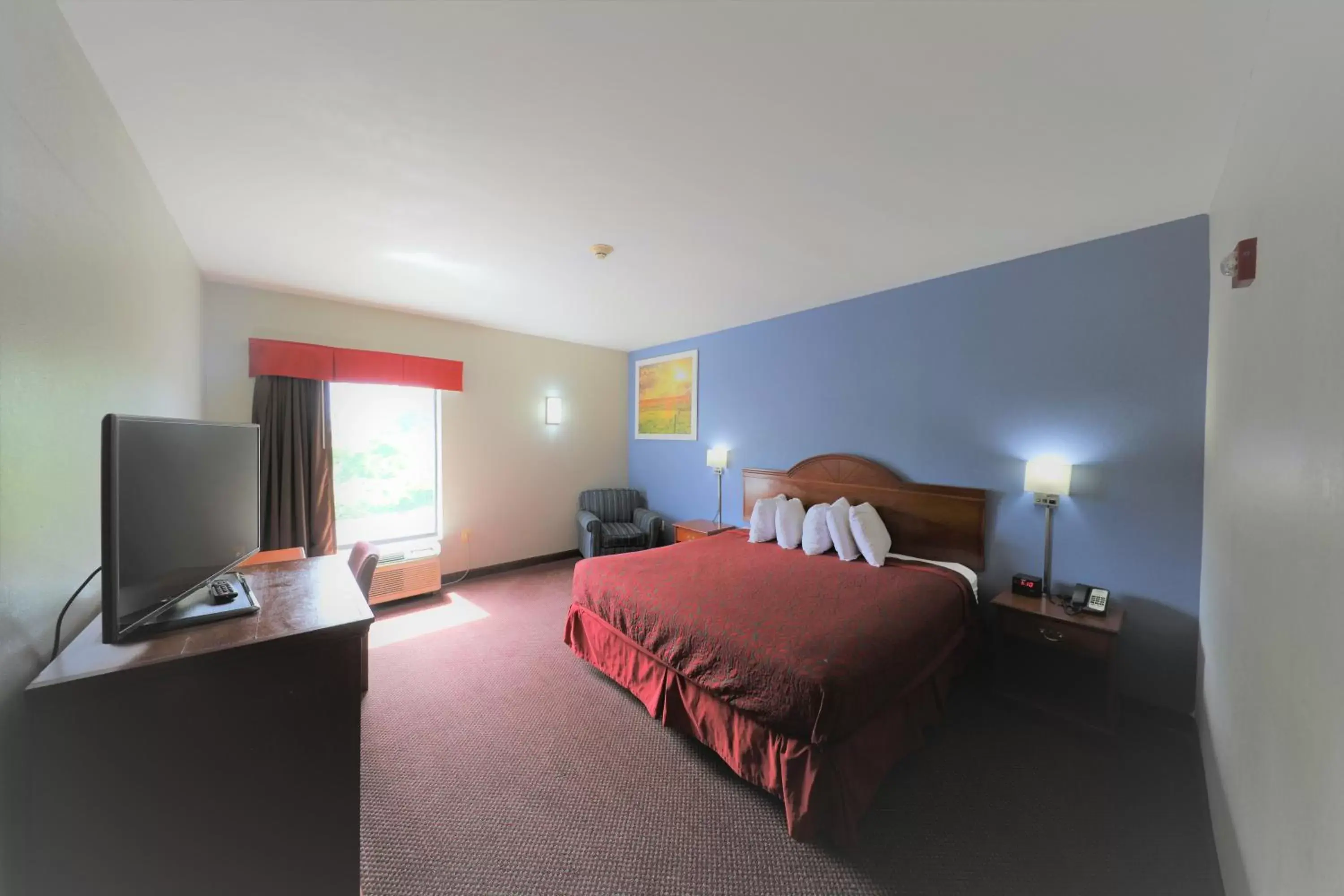 Photo of the whole room, Bed in Days Inn by Wyndham Manassas