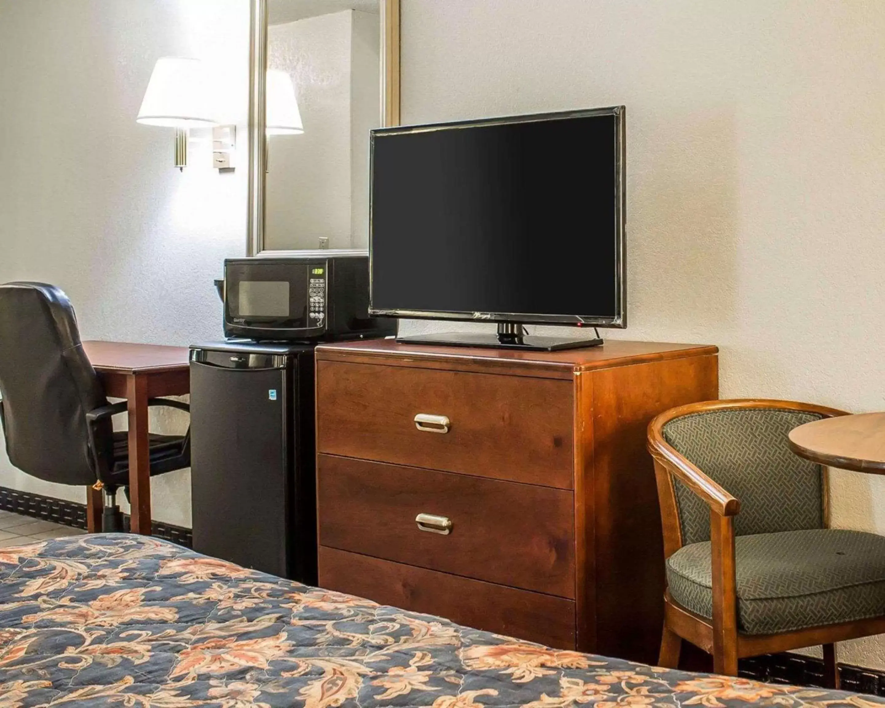 Photo of the whole room, TV/Entertainment Center in Econo Lodge Scranton