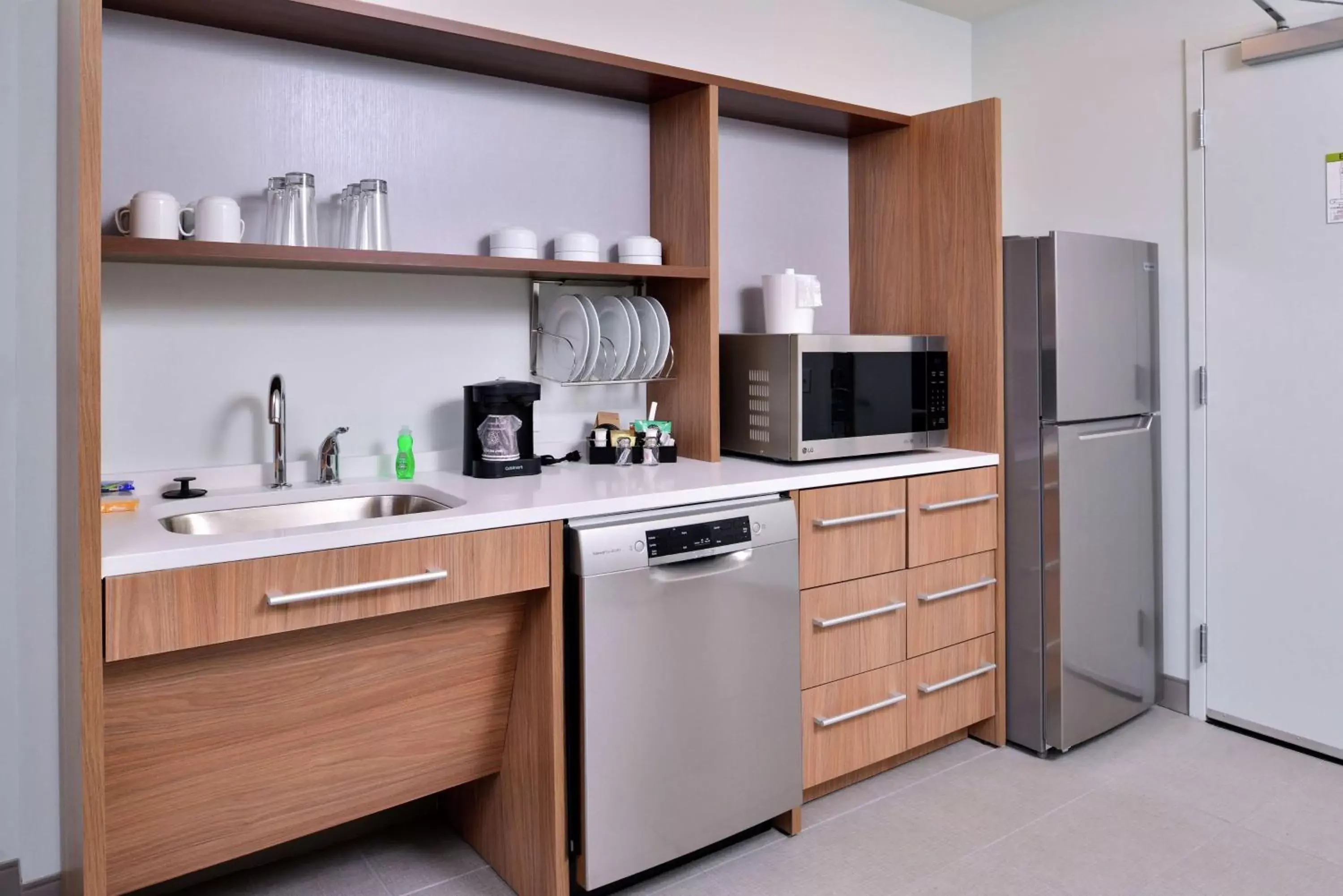 Kitchen or kitchenette, Kitchen/Kitchenette in Home2 Suites By Hilton Tampa Downtown Channel District