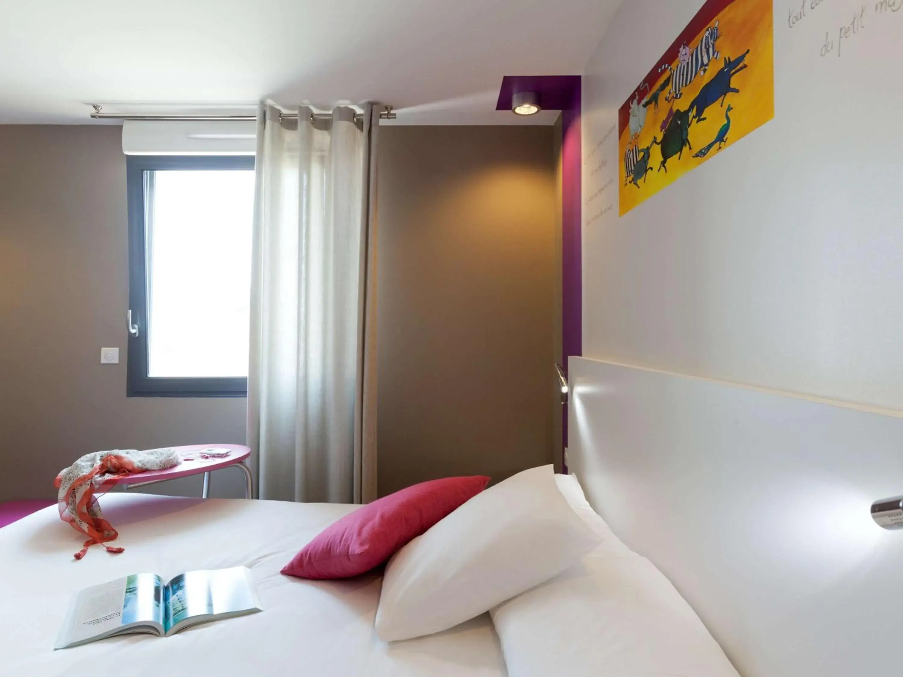 Photo of the whole room, Bed in ibis Styles Rennes St. Gregoire