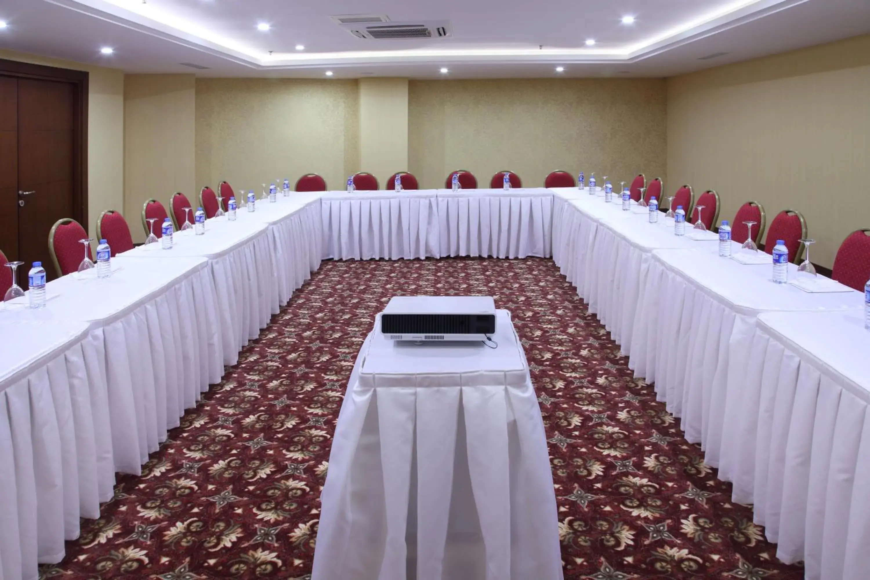 Business facilities in Hotel Senbayrak City