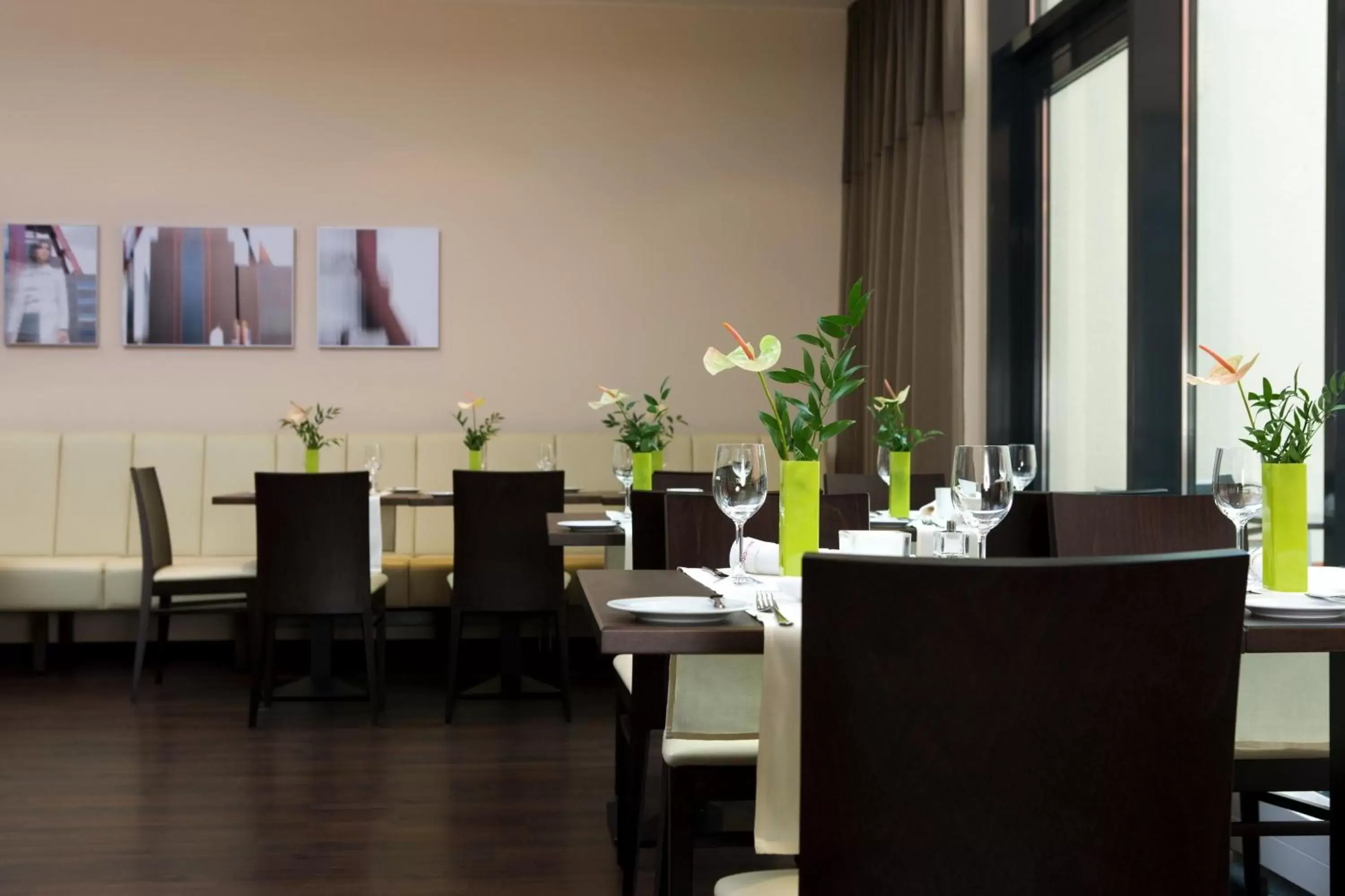 Restaurant/Places to Eat in IntercityHotel Essen