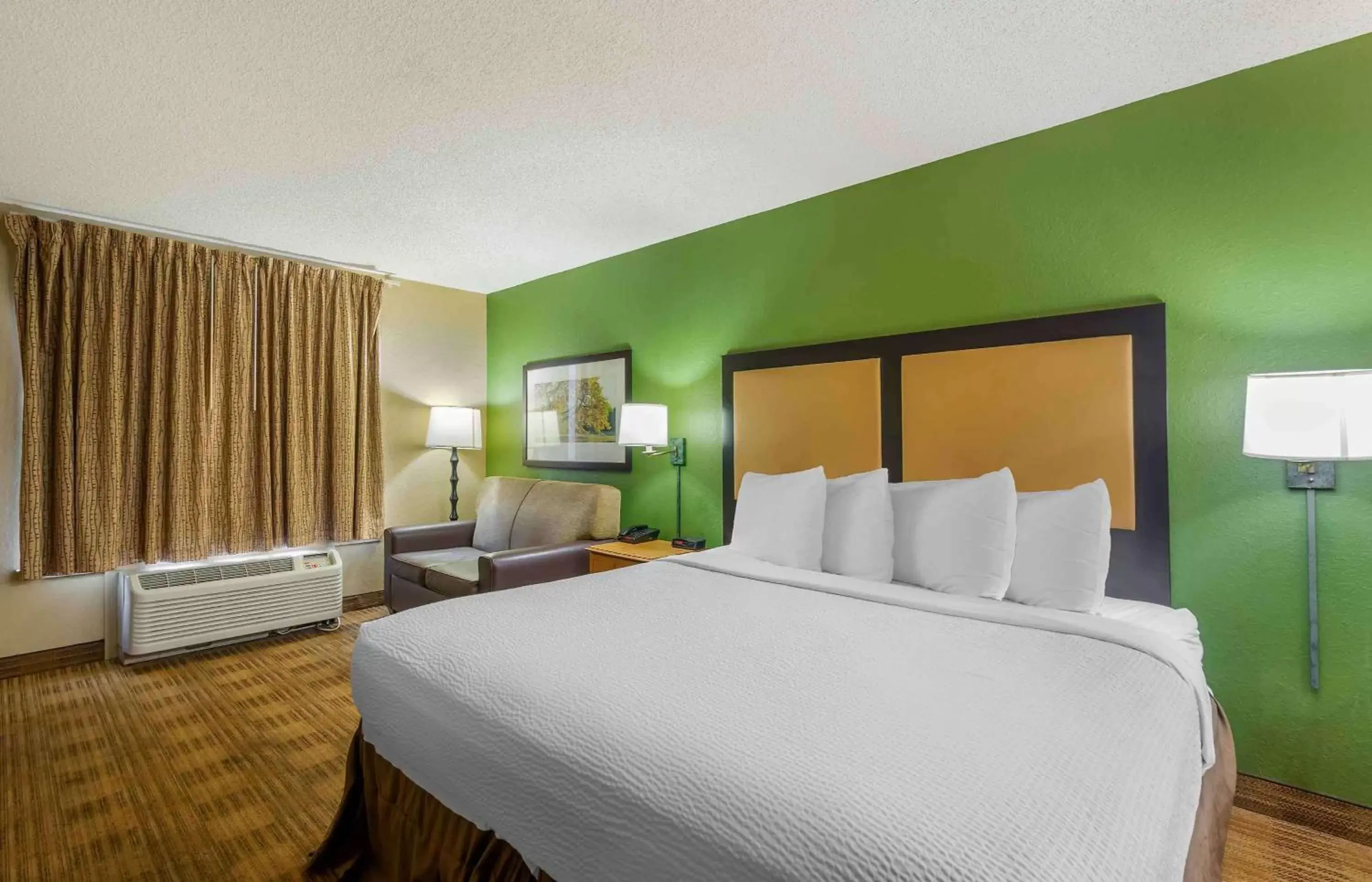 Bedroom, Bed in Extended Stay America Select Suites - Tampa - Brandon