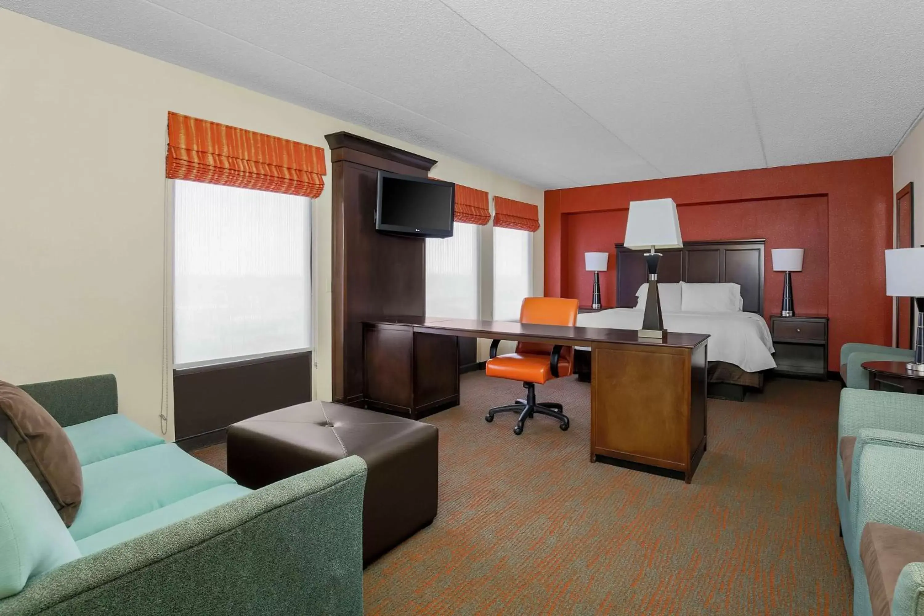 Bedroom, Seating Area in Hampton Inn Chicago-Midway Airport