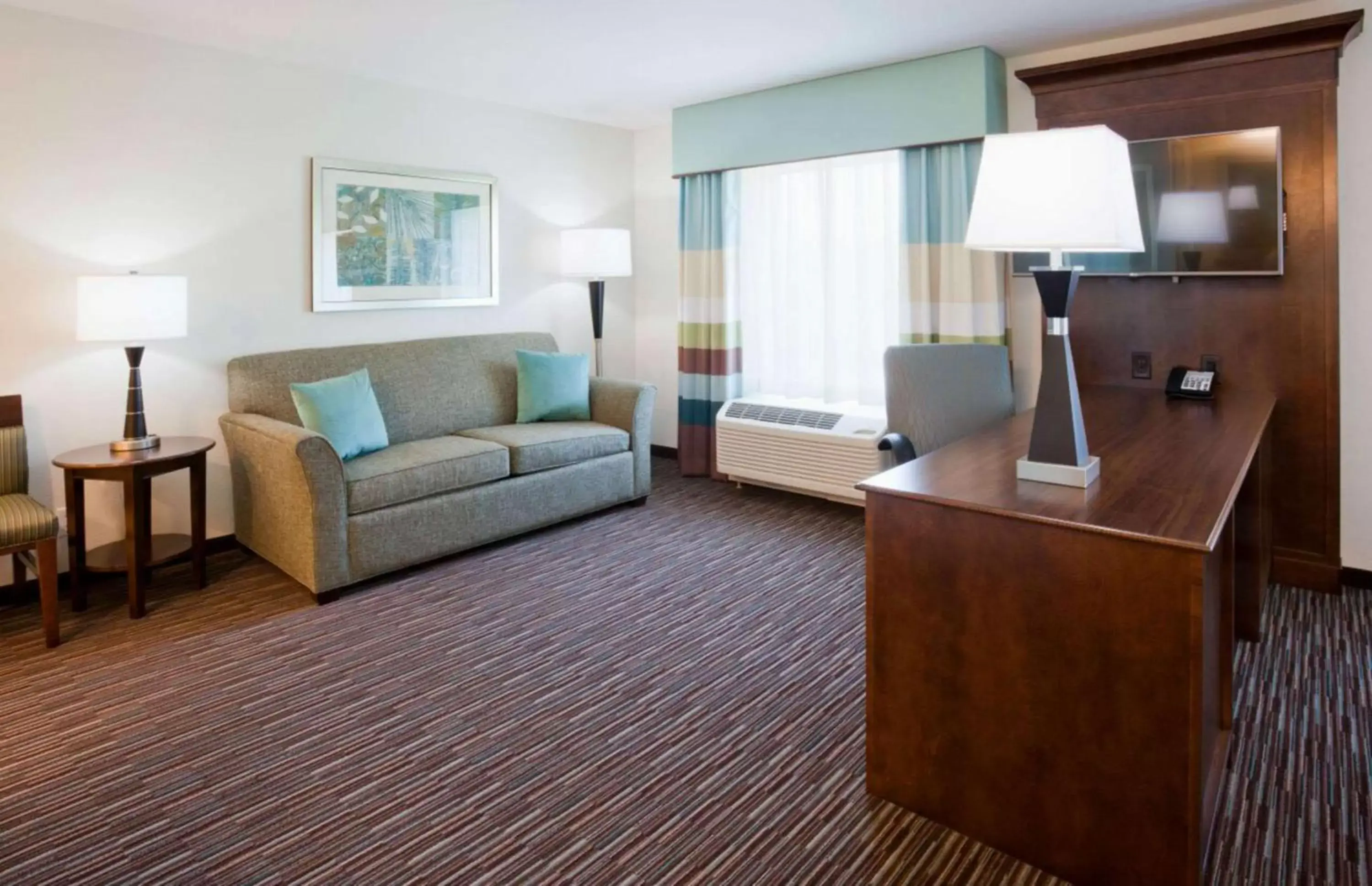 Bed, Seating Area in Hampton Inn & Suites Minneapolis West/ Minnetonka