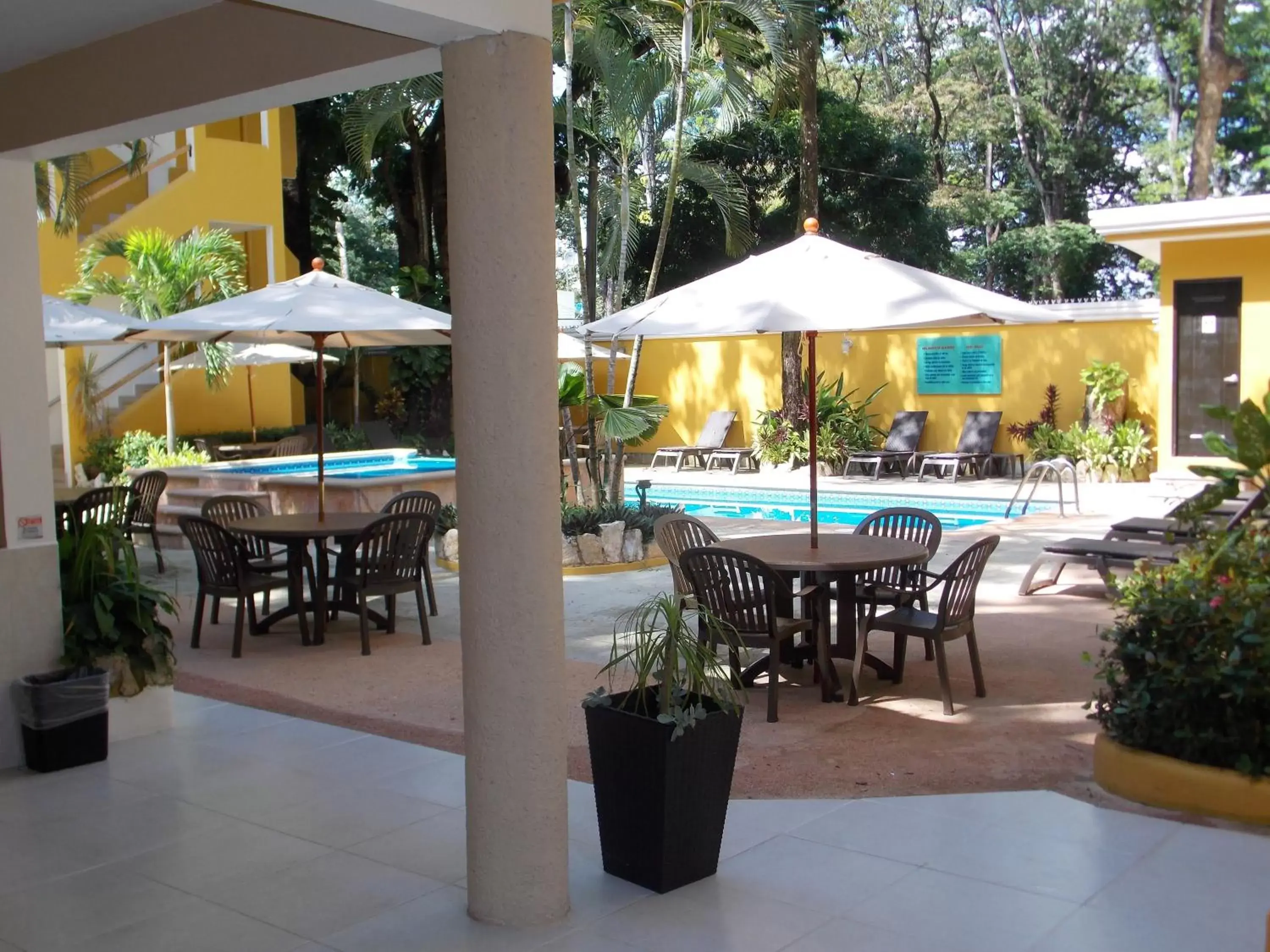 Swimming pool, Restaurant/Places to Eat in Hotel Chablis Palenque