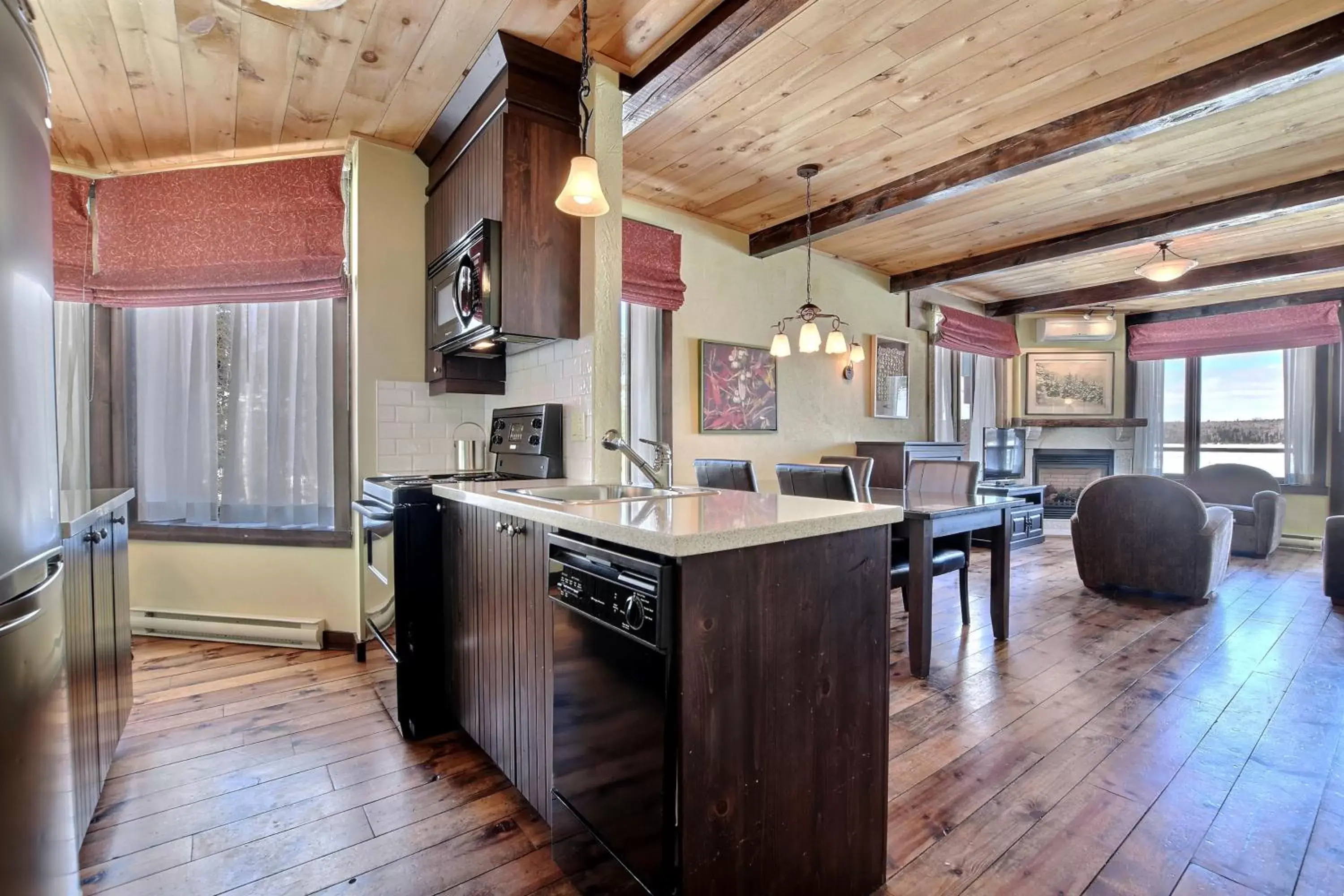 Kitchen/Kitchenette in Les Condos Du Lac Taureau- Rooms & Condos