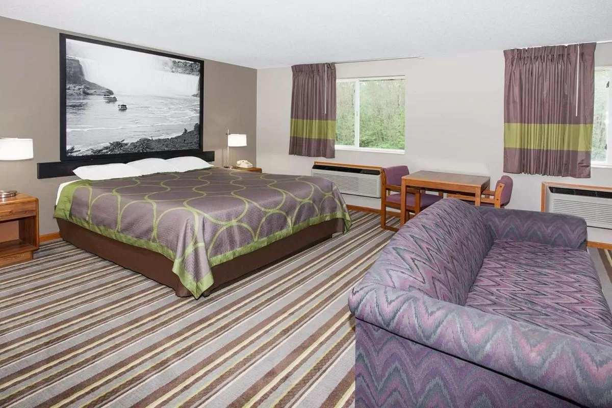 Photo of the whole room, Bed in Super 8 by Wyndham Gilman