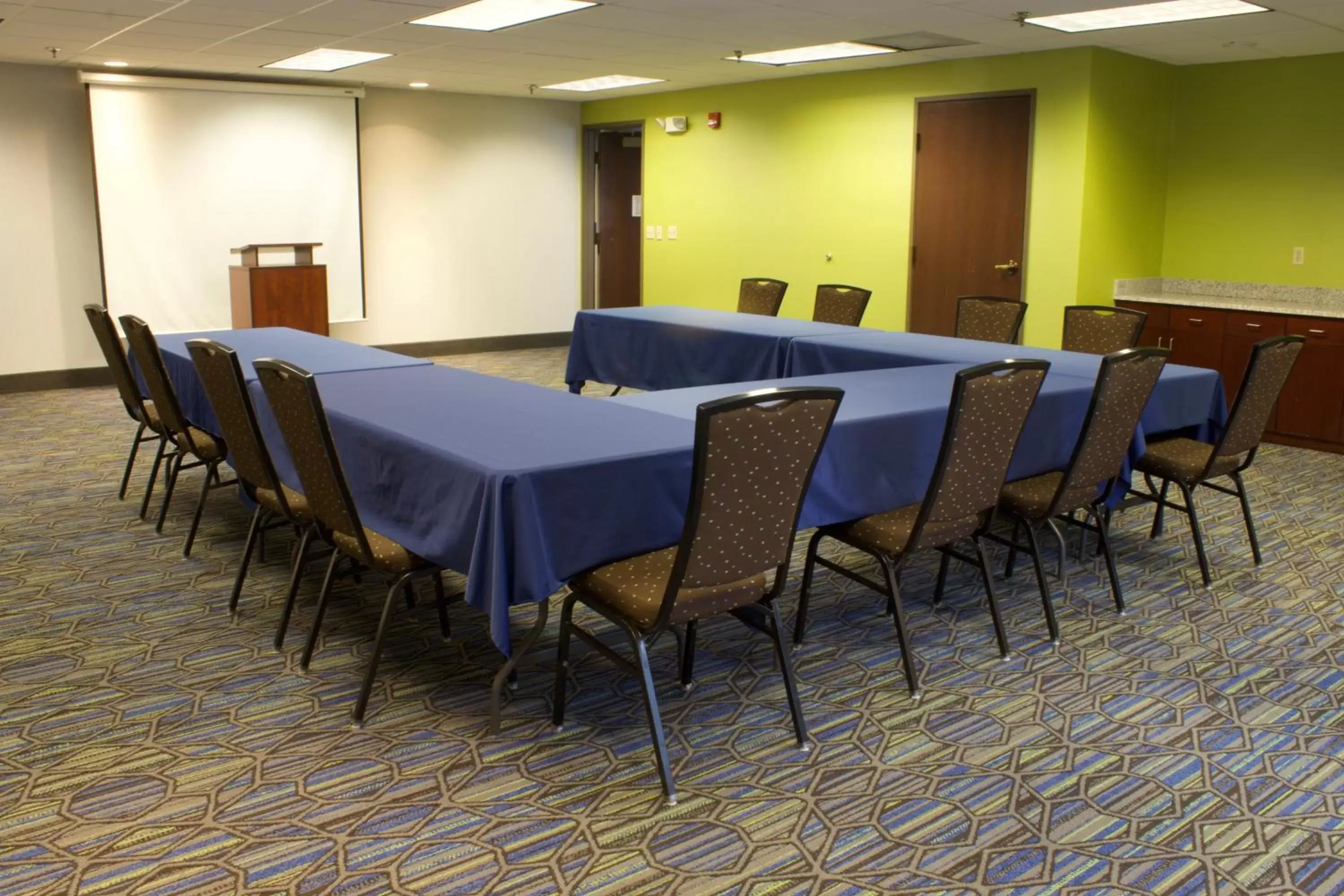 Meeting/conference room in Holiday Inn Express Hotel & Suites-St. Paul, an IHG Hotel