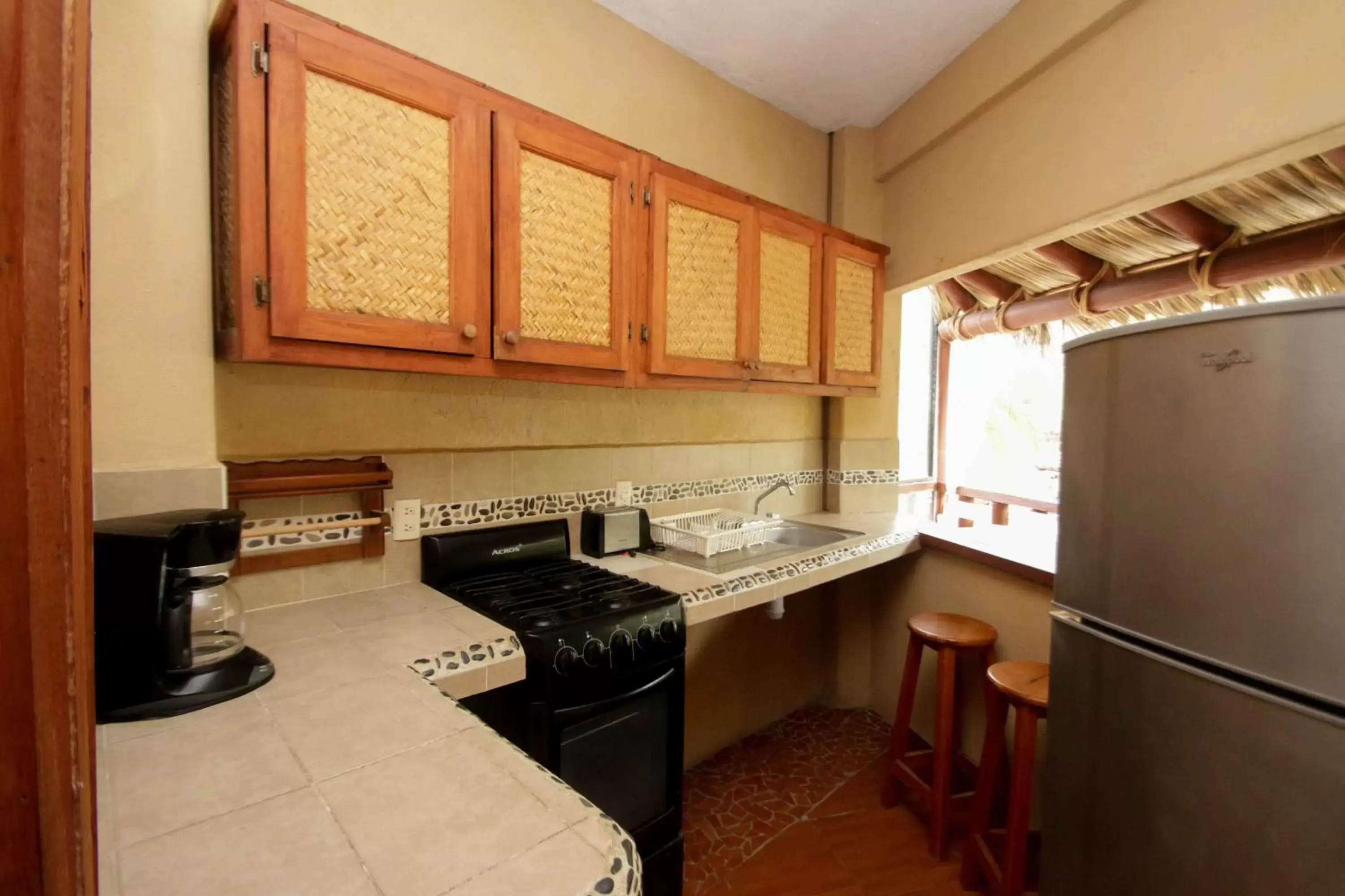 Shower, Kitchen/Kitchenette in Hotel Villas Las Azucenas