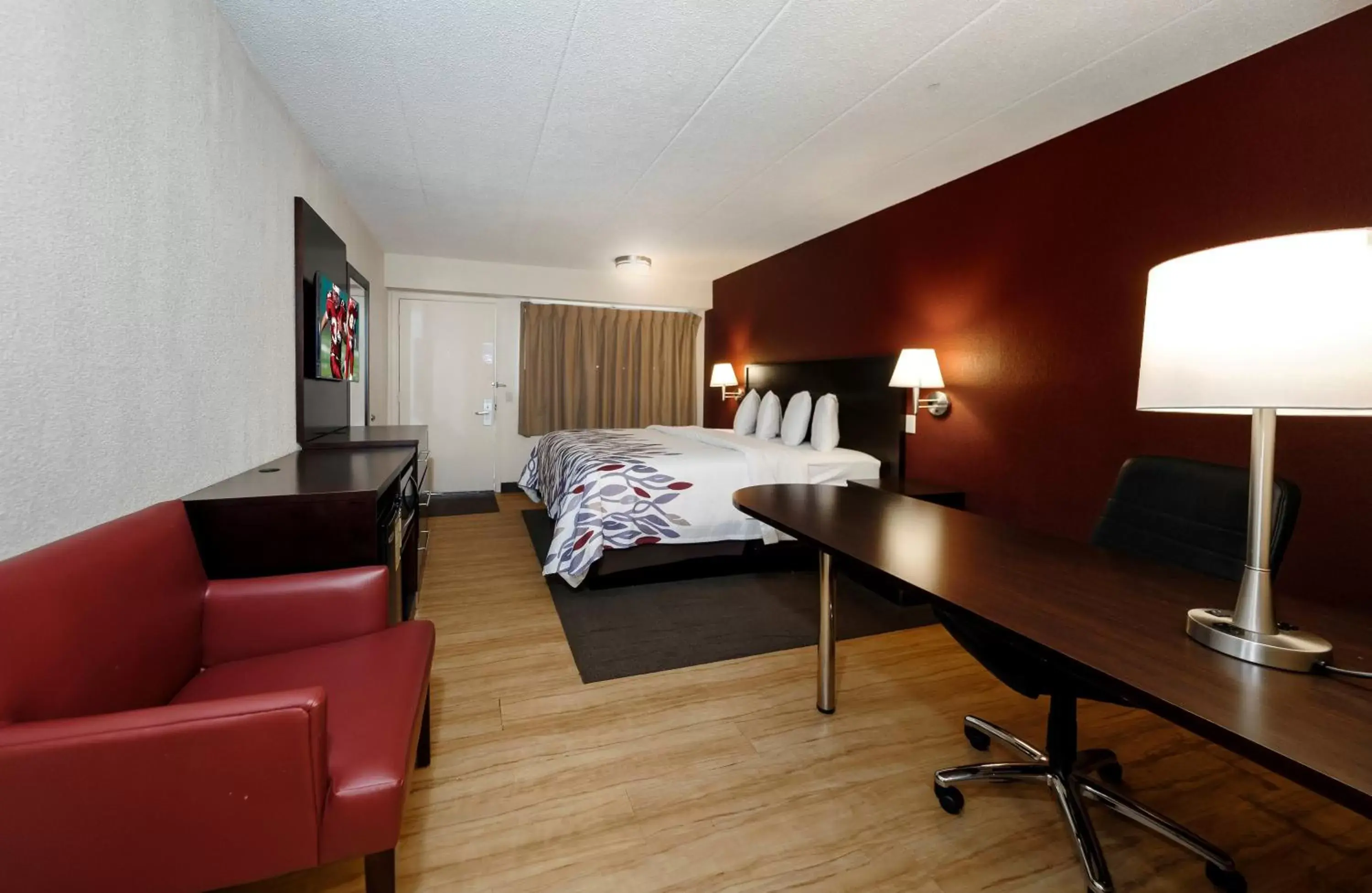 Photo of the whole room in Red Roof Inn Lansing East - MSU