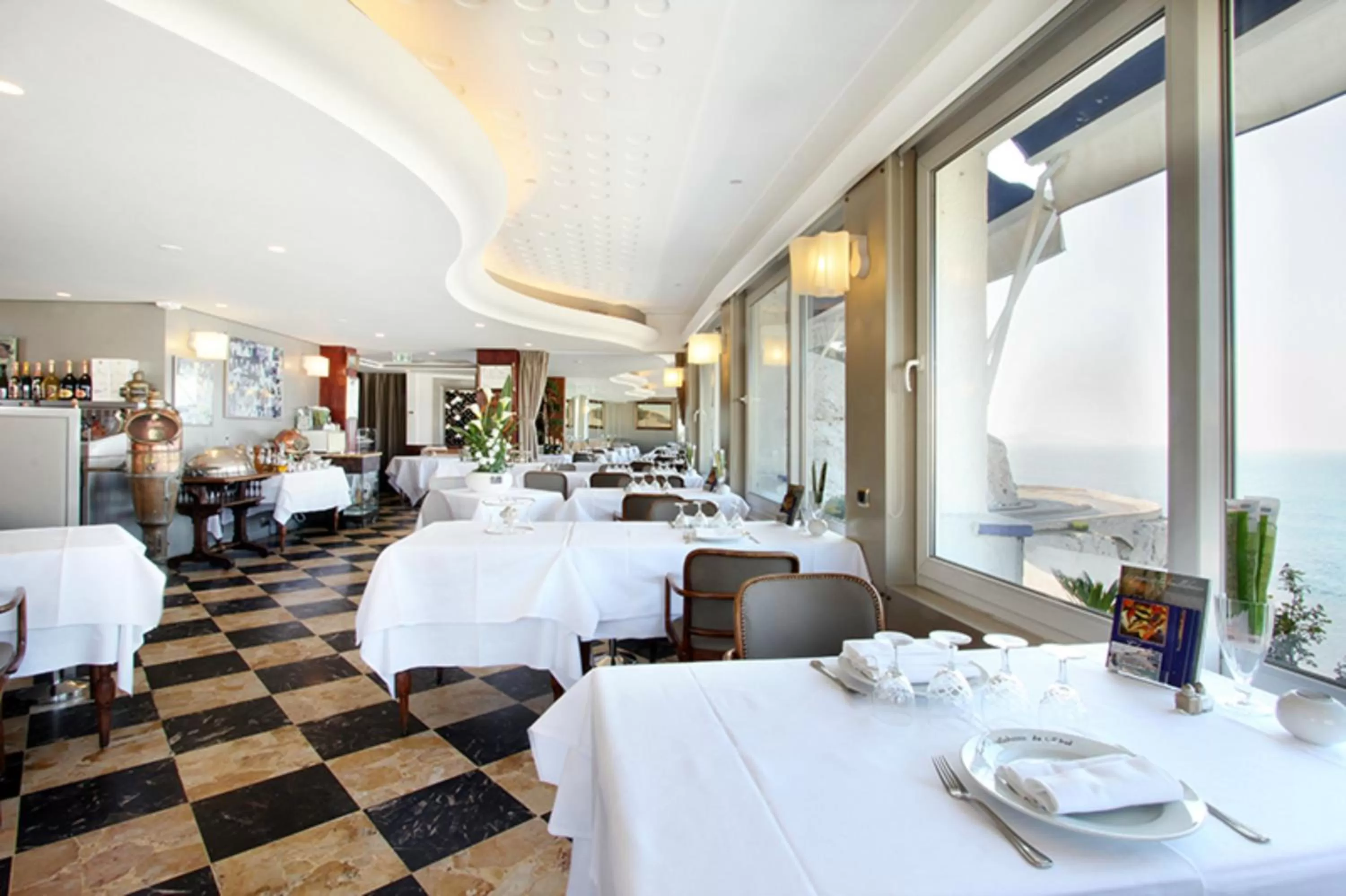 Restaurant/places to eat in Le Rhul