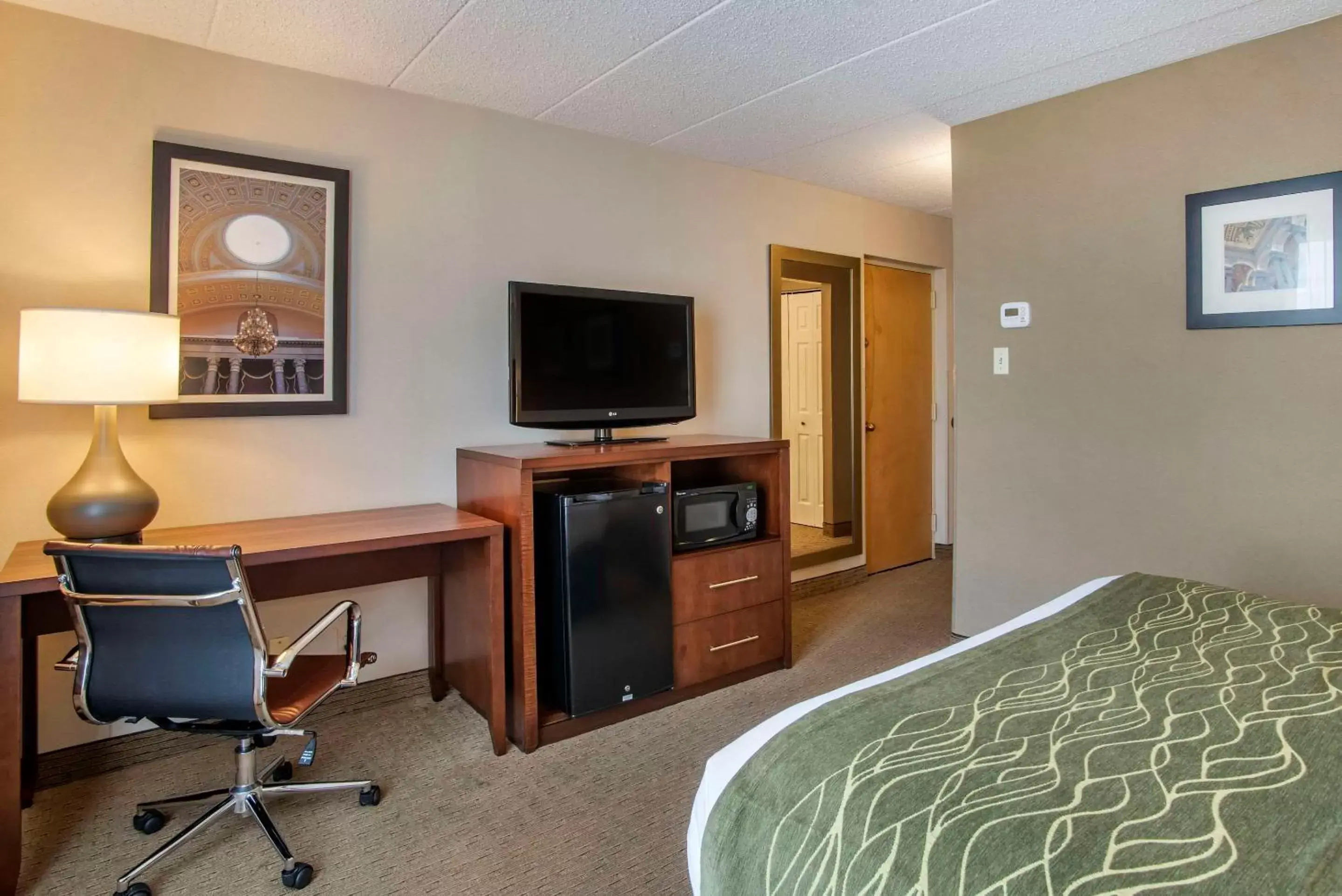 Bedroom, TV/Entertainment Center in Comfort Inn Shady Grove - Gaithersburg - Rockville