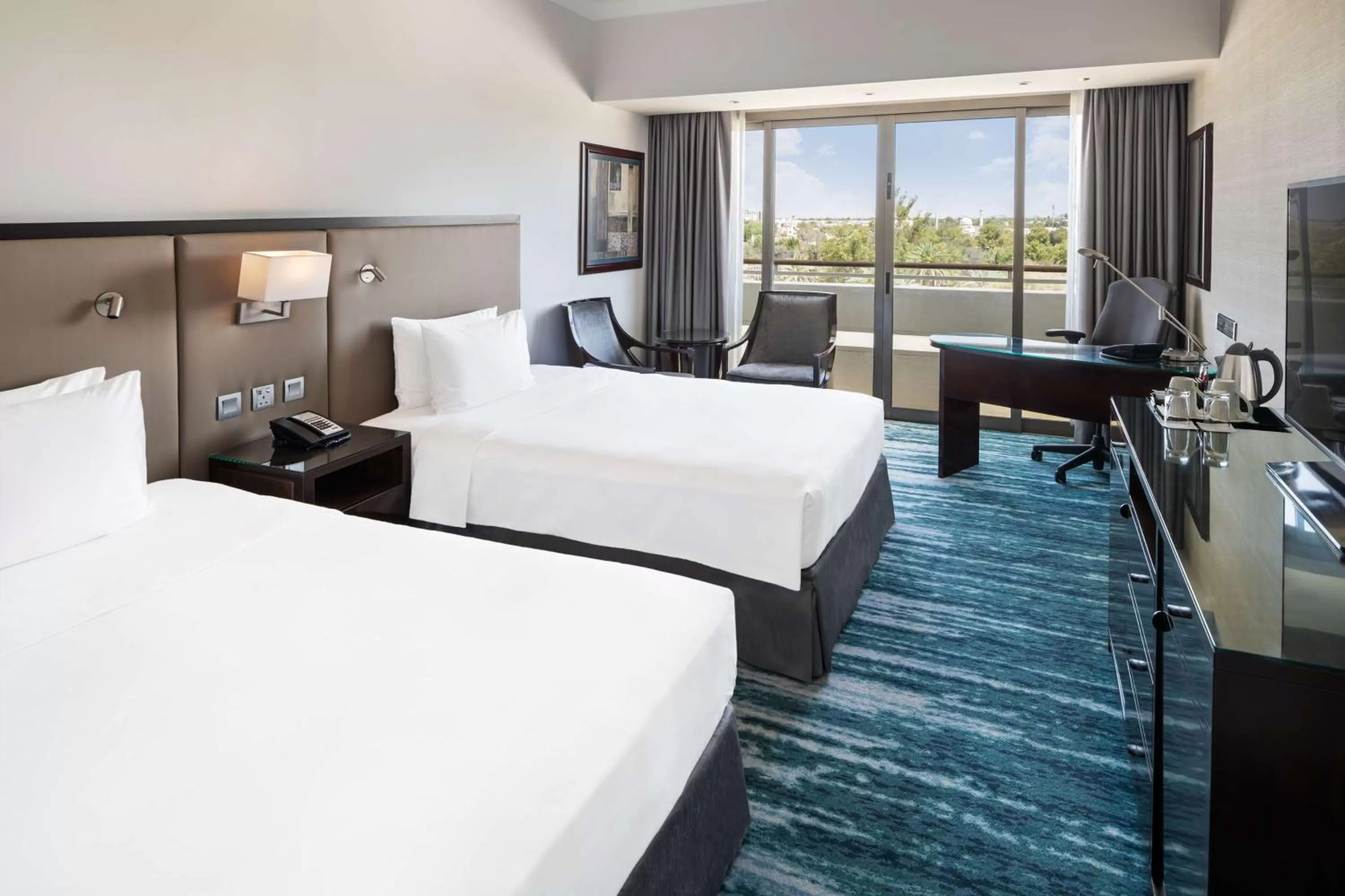 TV and multimedia, Bed in Radisson Blu Hotel & Resort, Al Ain