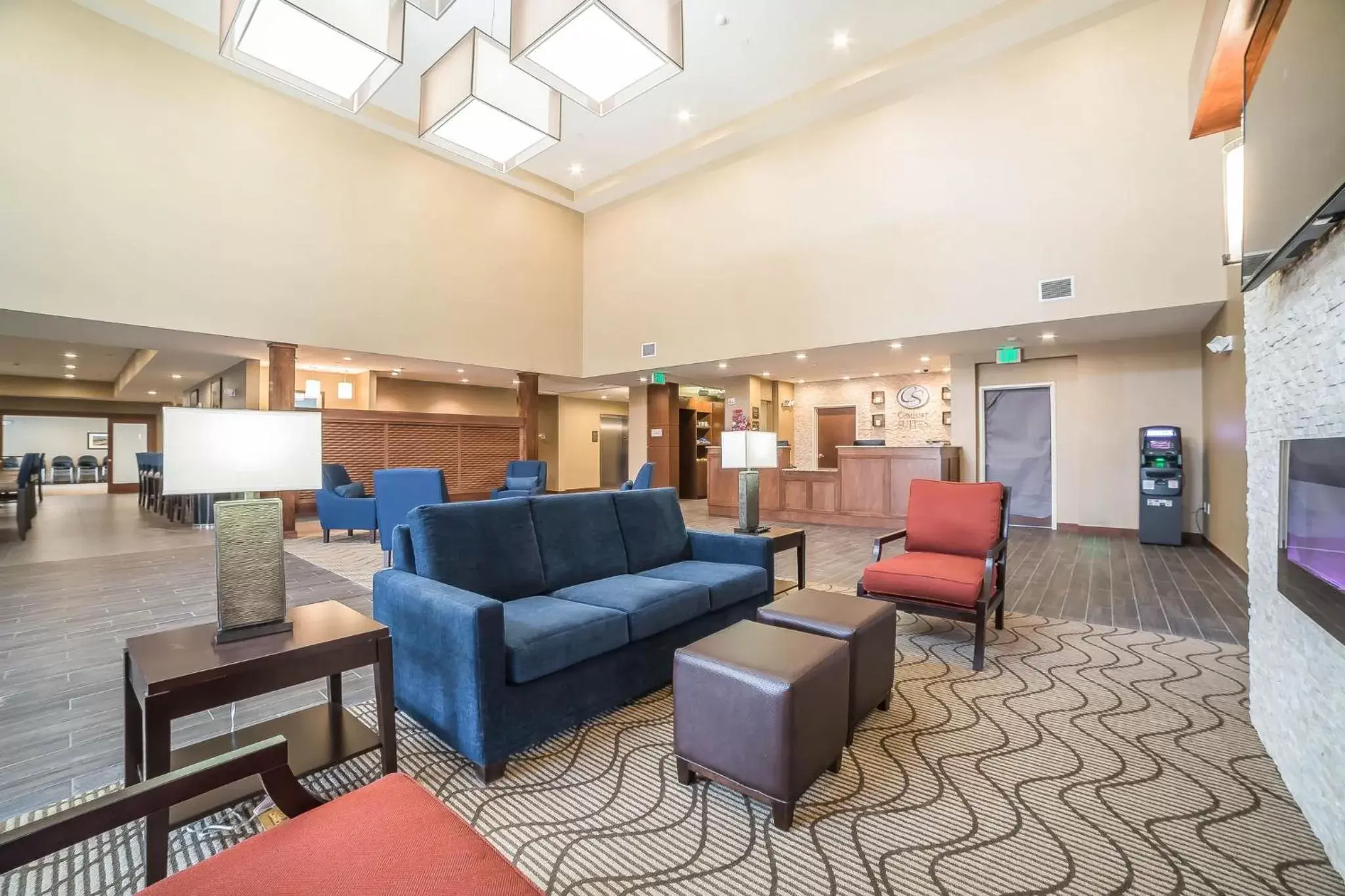 Property building, Lounge/Bar in Comfort Suites Billings