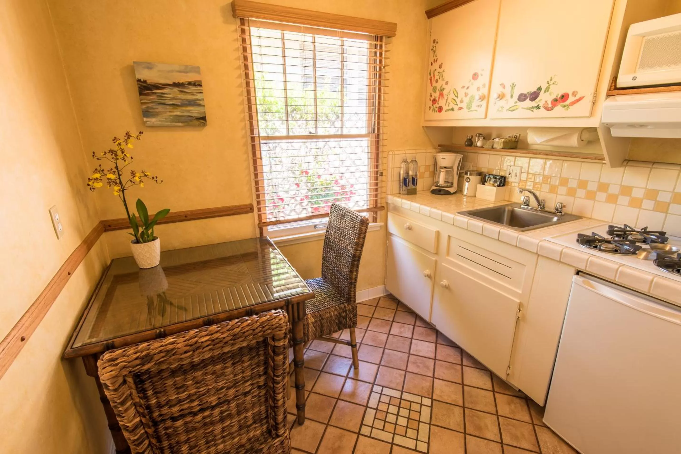 Kitchen or kitchenette in Harbor House Inn