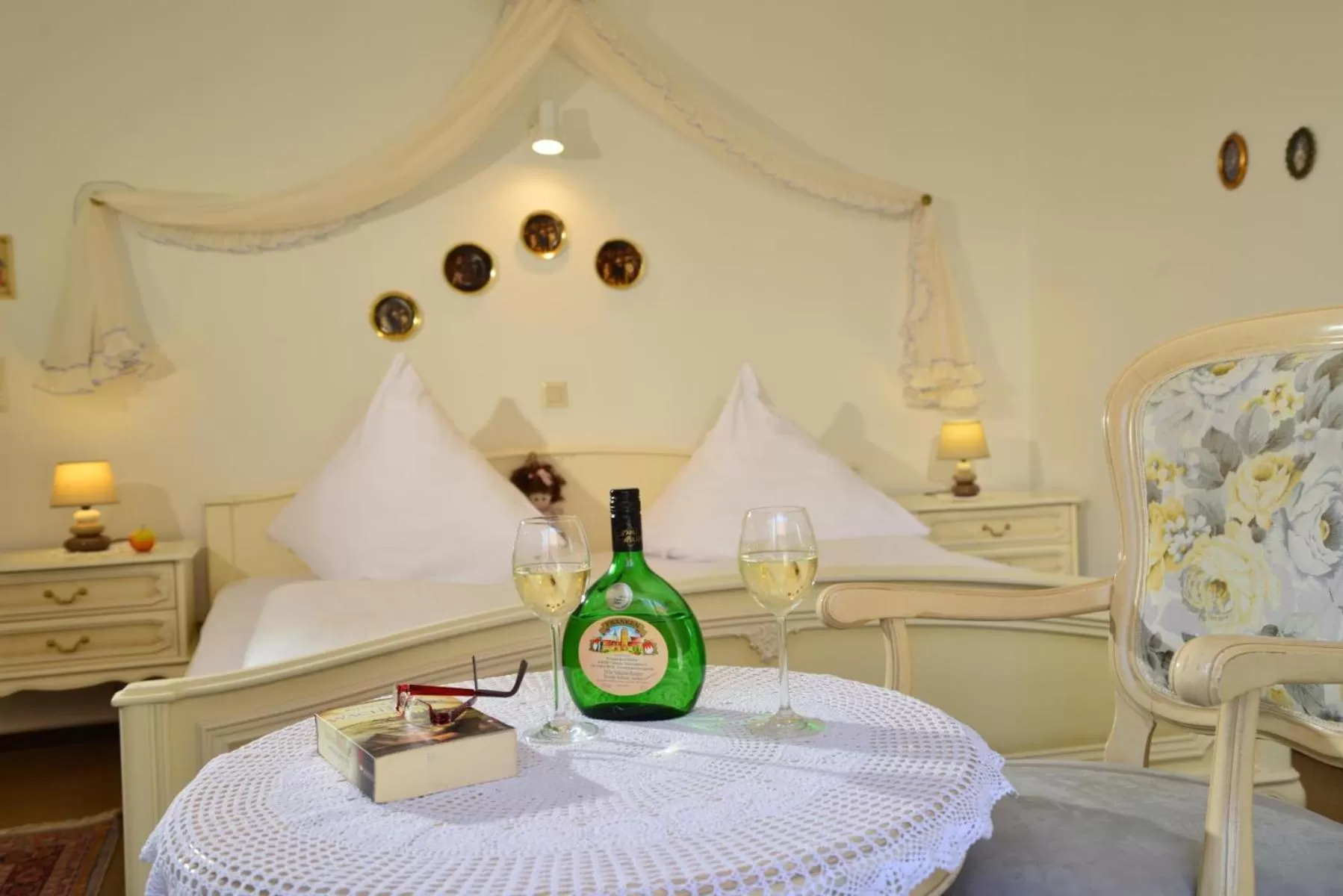 Decorative detail, Bed in Romantica Hotel Blauer Hecht