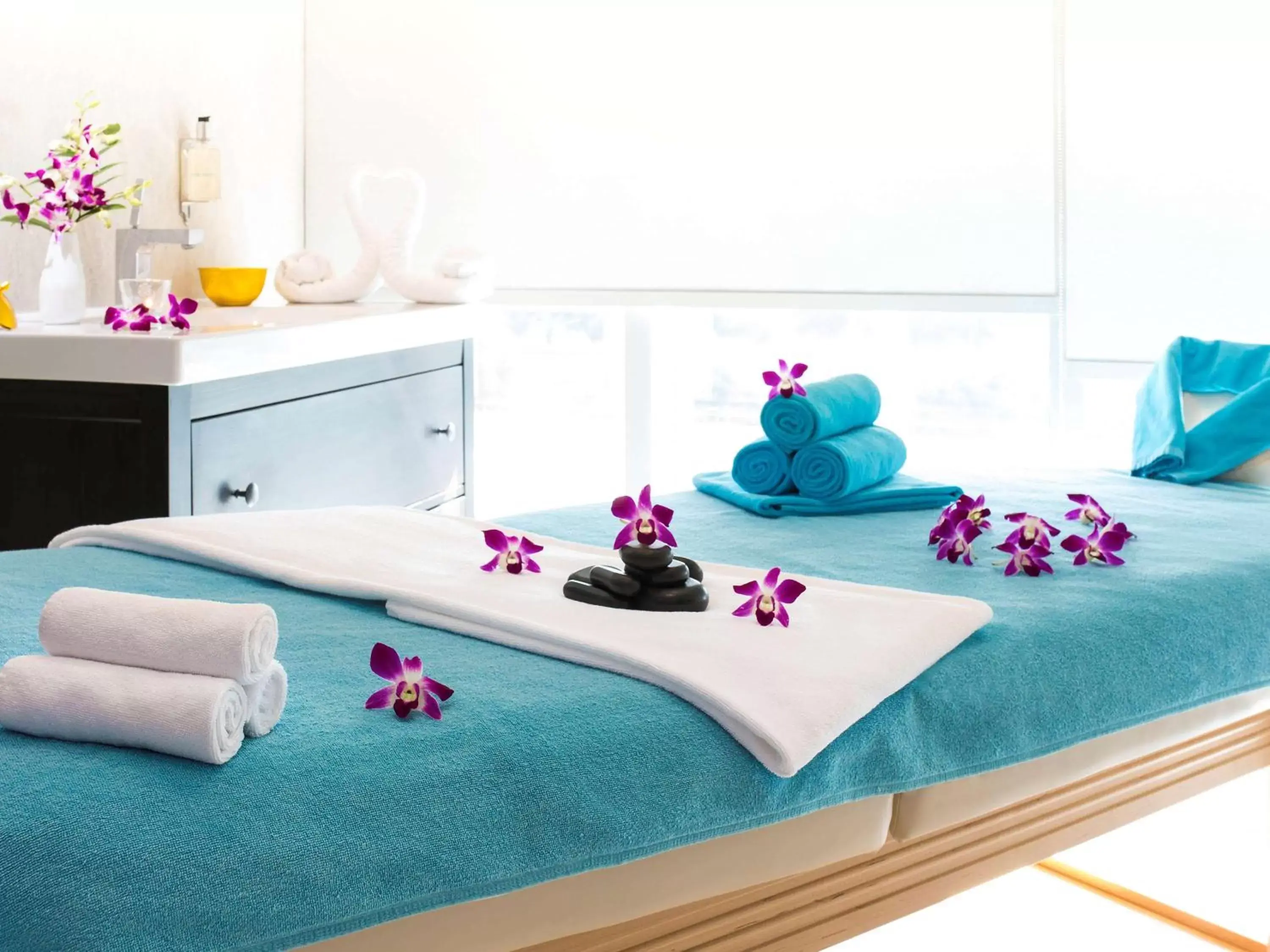 Spa and wellness centre/facilities, Bed in Novotel Abu Dhabi Gate