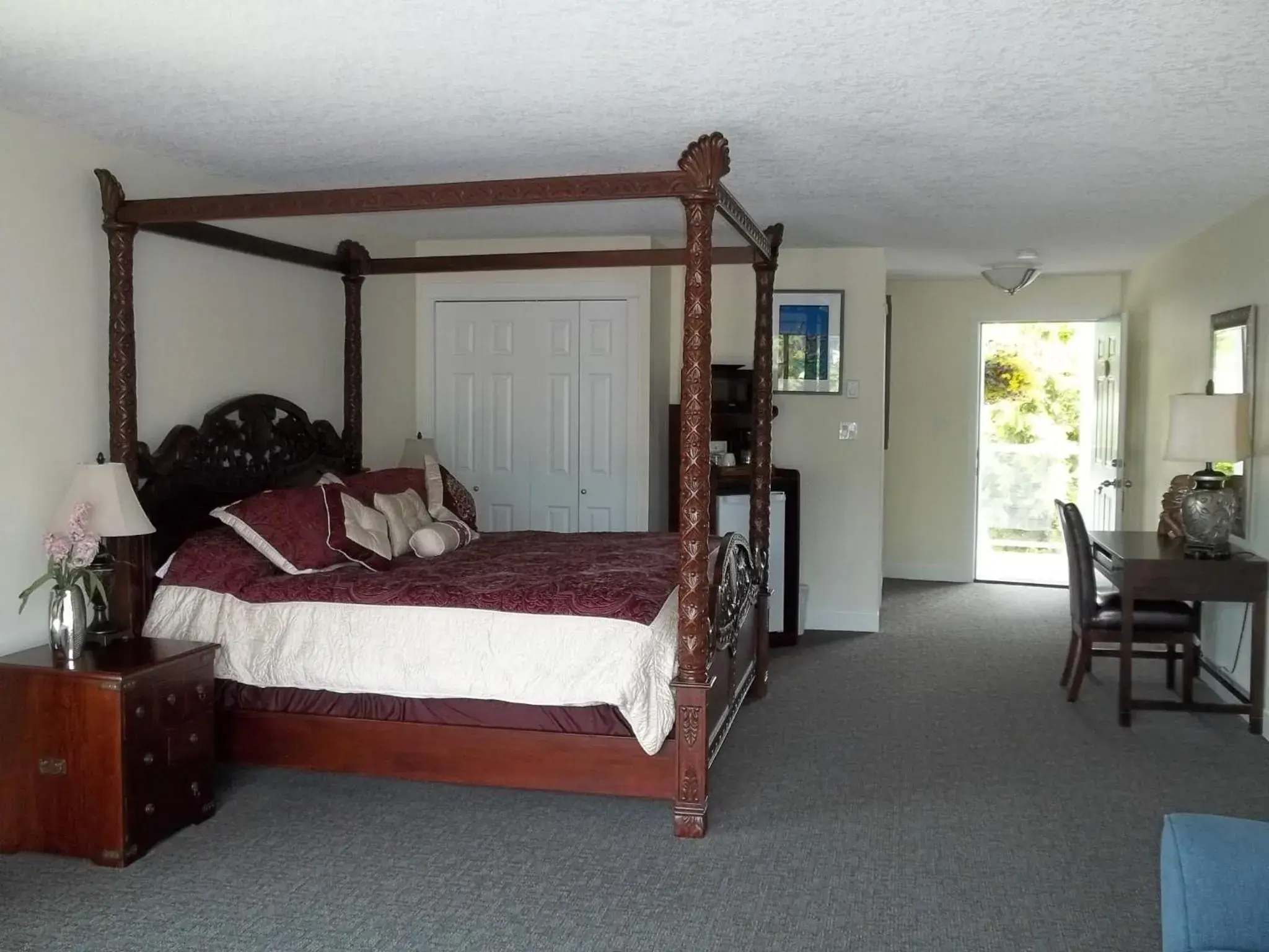 Photo of the whole room, Bed in Bayshore Waterfront Inn