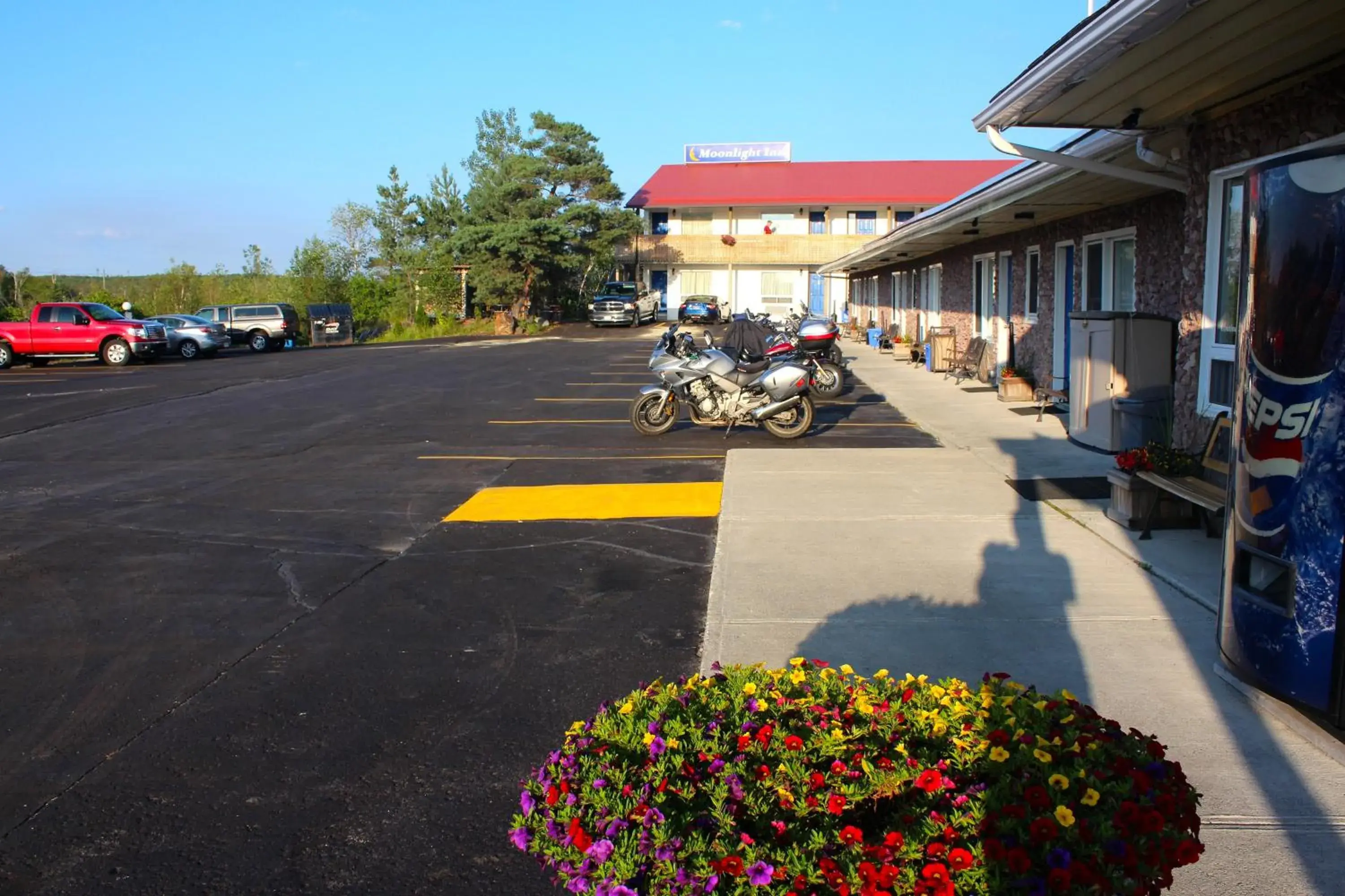 Property Building in Moonlight Inn & Suites