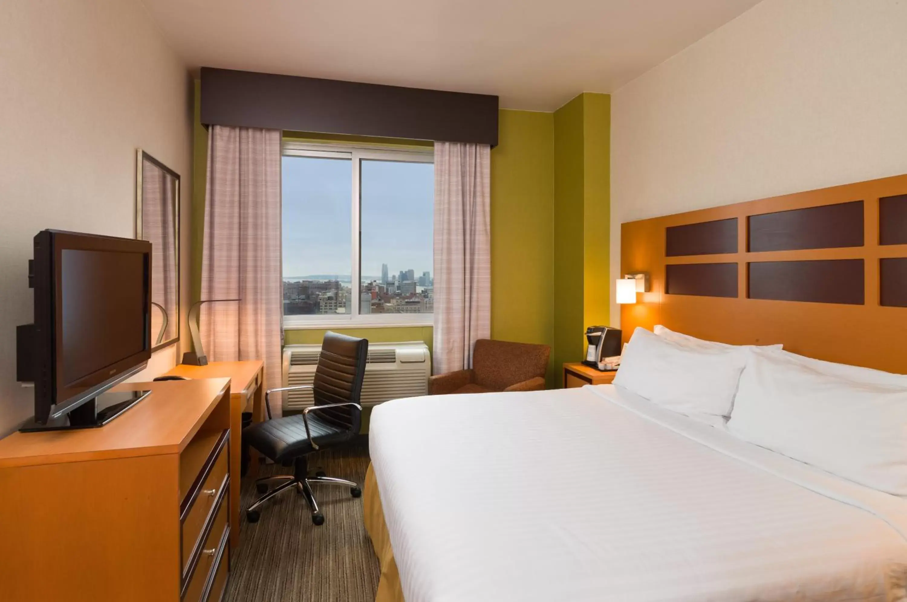 Photo of the whole room, Bed in Holiday Inn Express - Times Square, an IHG Hotel
