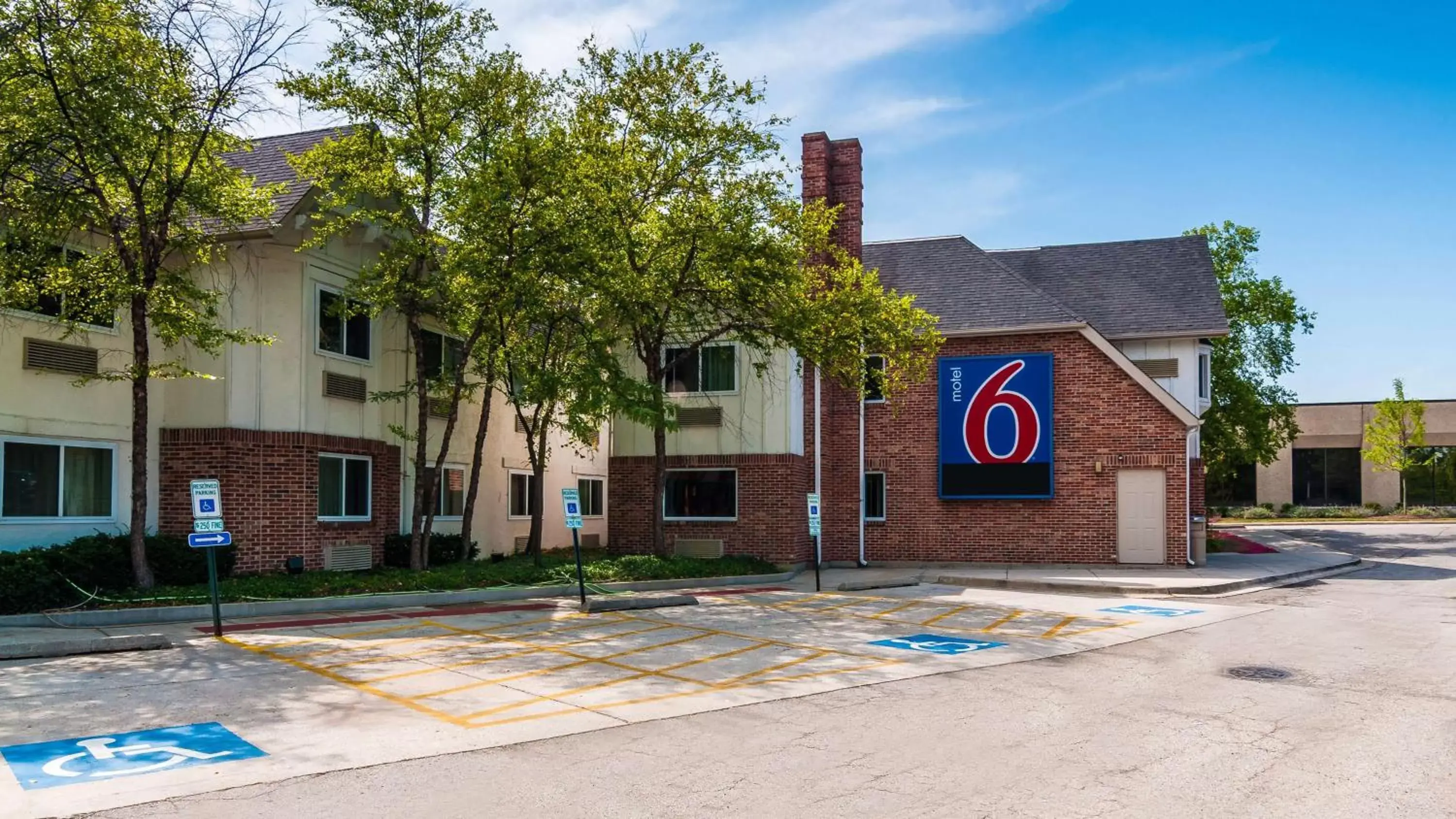 Property building in Motel 6-Arlington Heights, IL - Chicago North Central